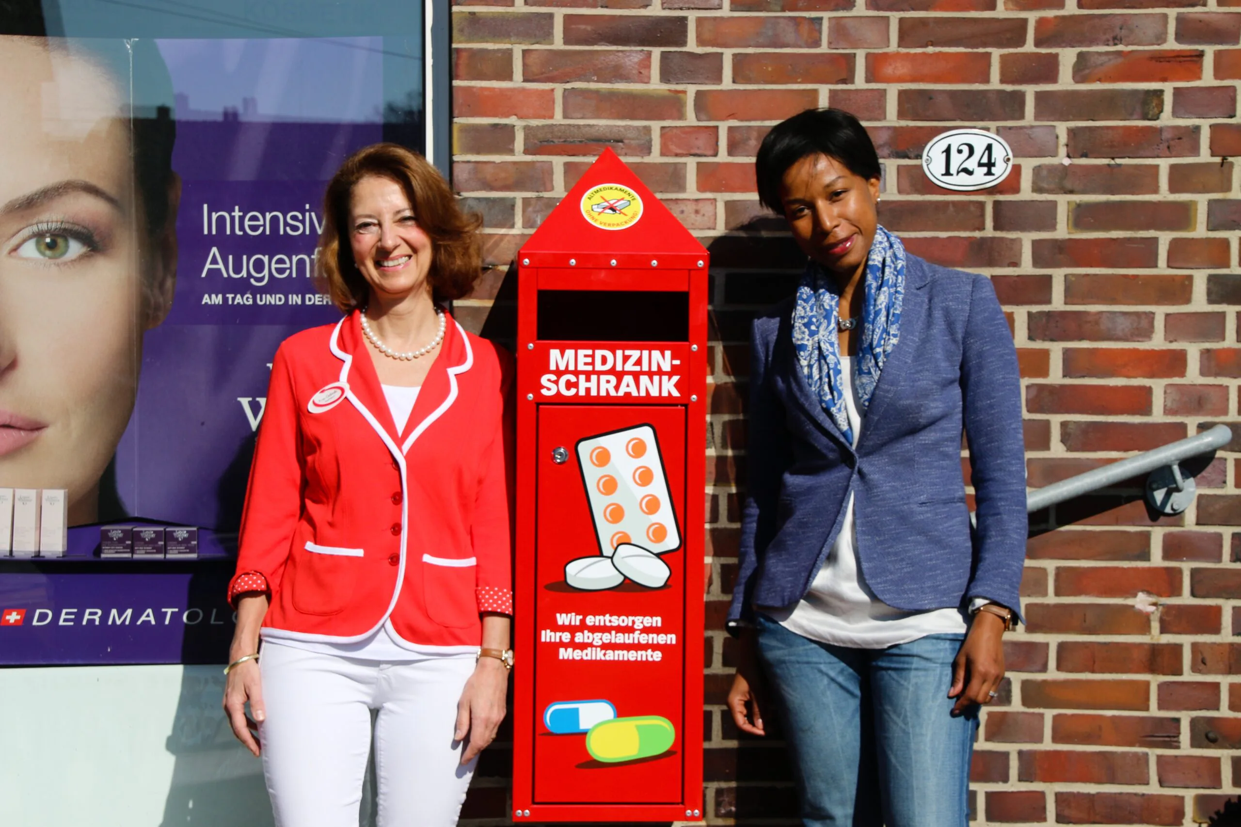 Birgit Golinski, Inhaberin der Ring-Apotheke, rechts: Hoda Lamare, Joba.
Copyright: Stefanie Meinken