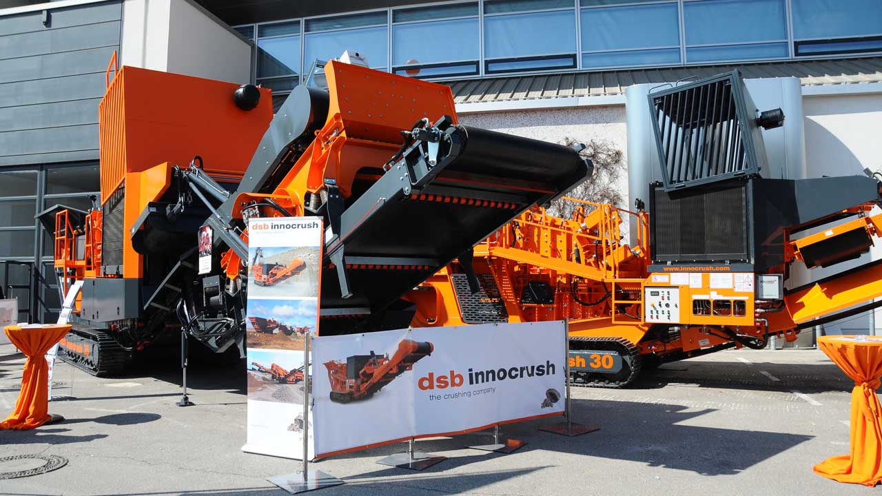 Die neue Innocrush 35 inklusive Siebbox IS2, im Hintergrund die Innocrush 30
