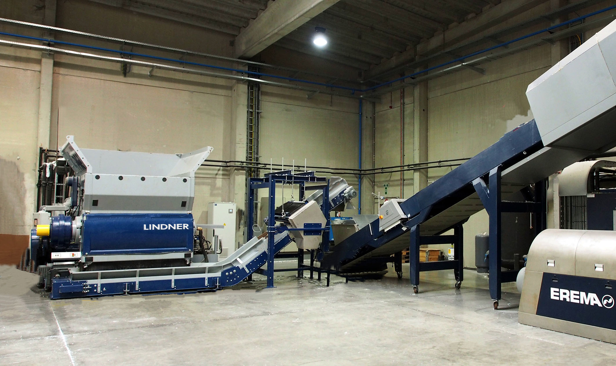 Der Verbund aus Micromat Plus 2000 und Intarema 1714 TVEplus  im Einsatz bei
Tivaco: Der dem Recycling-Extruder von Erema vorgeschaltete Shredder von Lindner
bereitet die Ausgangsstoffe so auf, dass die Durchsatzleistung der nachfolgende
Extrusion um bis zu 15 % gegenüber der Direktverarbeitung steigen kann.