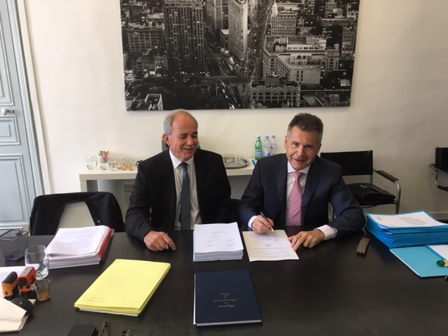 Vertragsunterzeichnung durch Etienne Blaise, Geschäftsführer FAUN Environnement (rechts) und Christian Reverdy, PB Environnement.