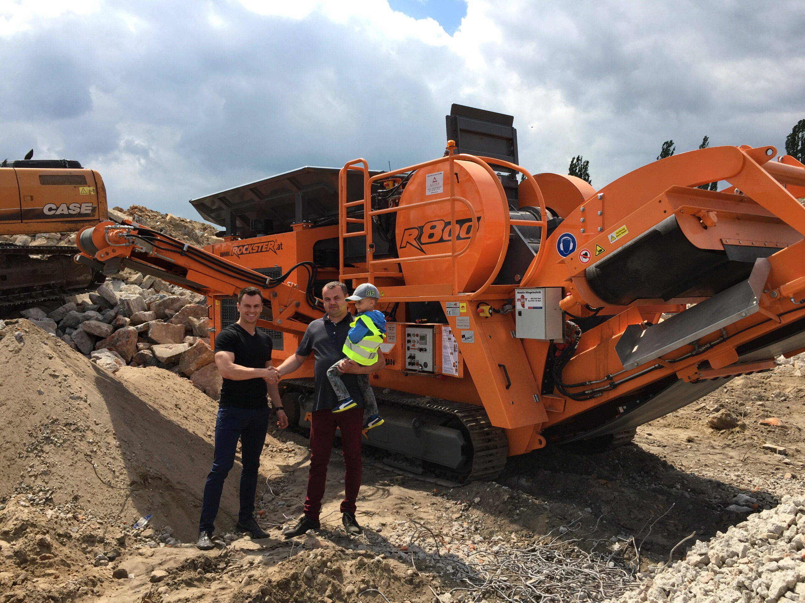 Dozer-Eigentümer (polnische Rockster-Händer) Mariusz Golebiewski, Auto-Bau- Eigentümer  Daniel Bryla (rechts).