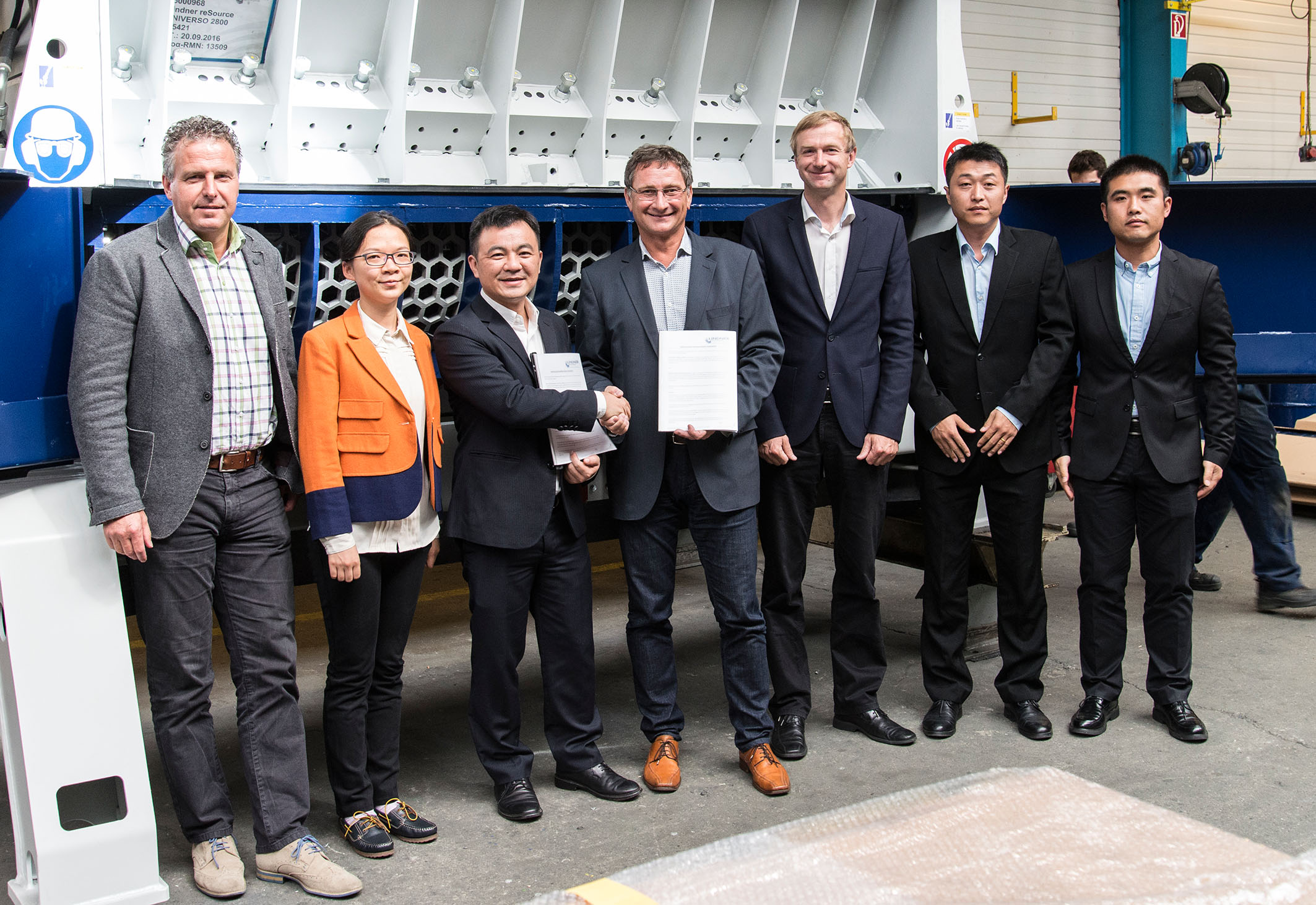 Im Rahmen einer Werksbesichtigung am Stammsitz Spittal/Drau bekräftigten Manuel Lindner, Inhaber und Geschäftsführer von Lindner Recyclingtech (Mitte), und Jay Yuan, General Manager von Jono, per Handschlag die zuvor unterzeichnete Vertriebs- und Servicevereinbarung