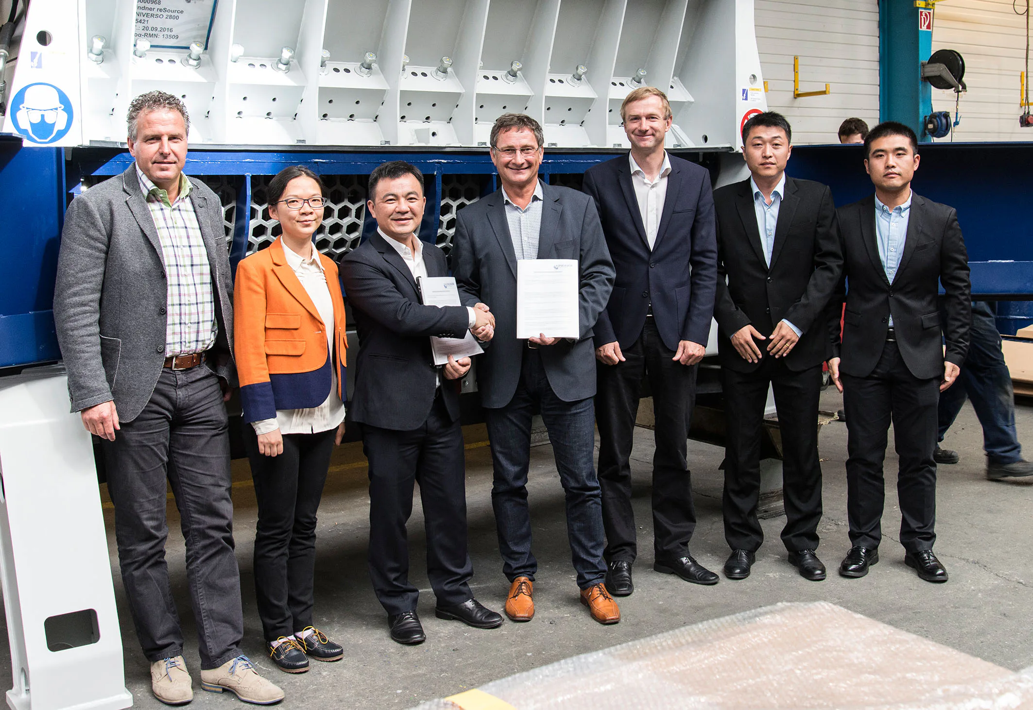 Im Rahmen einer Werksbesichtigung am Stammsitz Spittal/Drau bekräftigten Manuel Lindner, Inhaber und Geschäftsführer von Lindner Recyclingtech (Mitte), und Jay Yuan, General Manager von Jono, per Handschlag die zuvor unterzeichnete Vertriebs- und Servicevereinbarung