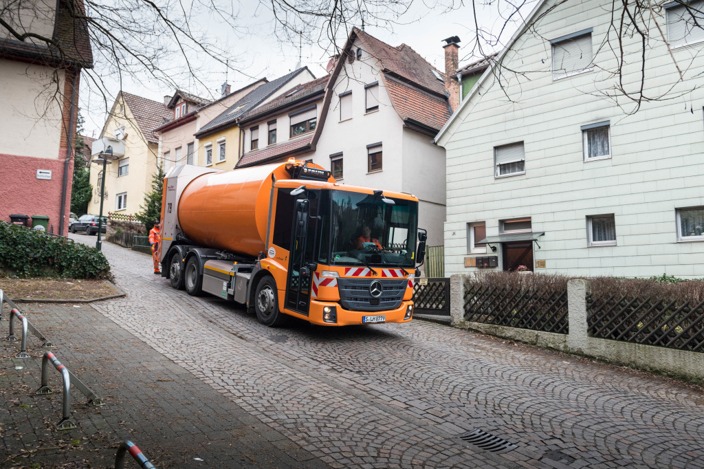 Ihre Umweltfreundlichkeit, Sicherheit und Effizienz sollen sieben erdgas­betriebene Abfallsammelfahrzeuge des Typs Mercedes-Benz Econic NGT in Stuttgart unter Beweis stellen.