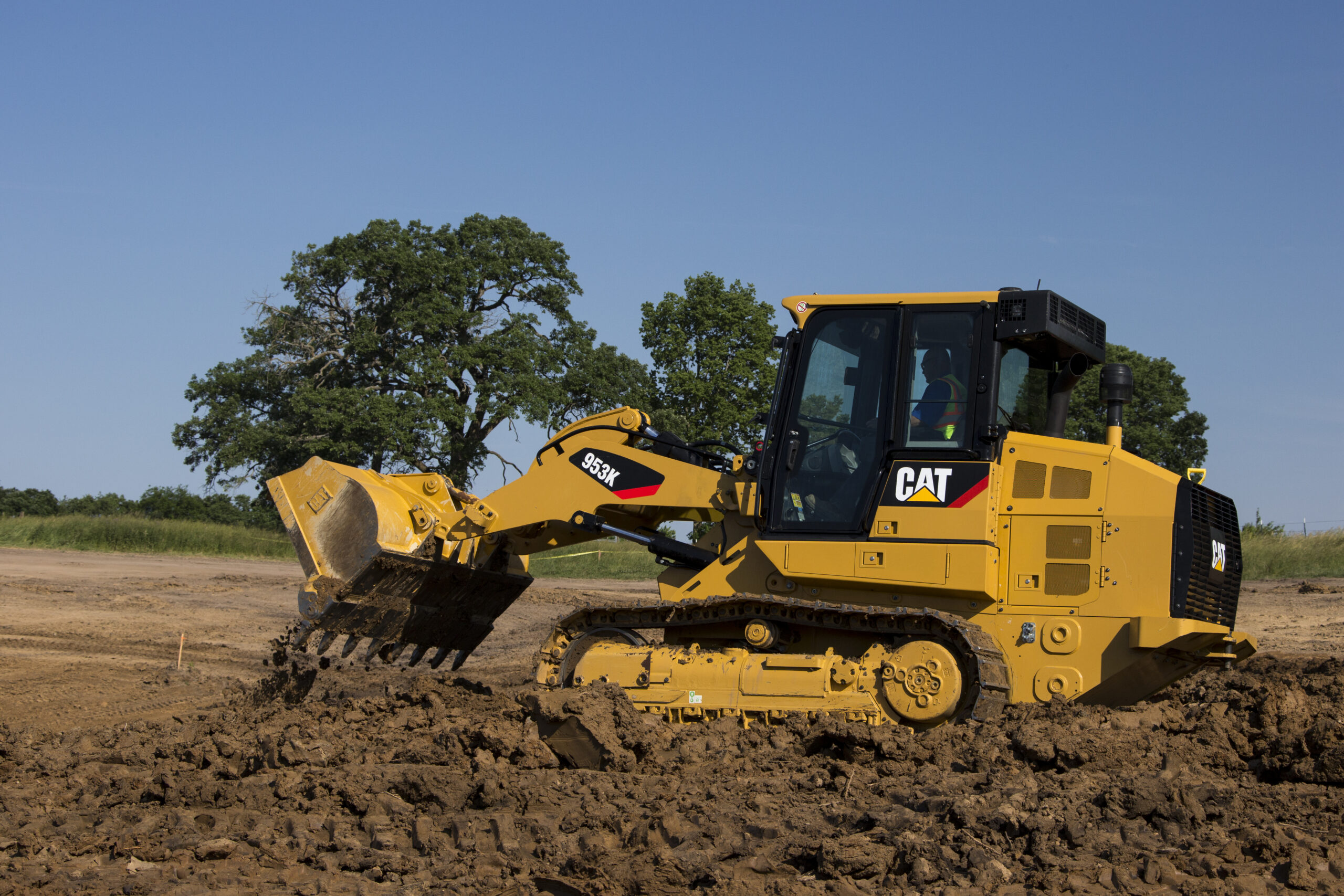 Der Cat-Kettenlader 953K mit Stufe-IV-Motor mit 115 kW (156 PS), Schaufelvolumen 2 Kubikmeter  und rund 16 Tonnen Einsatzgewicht.