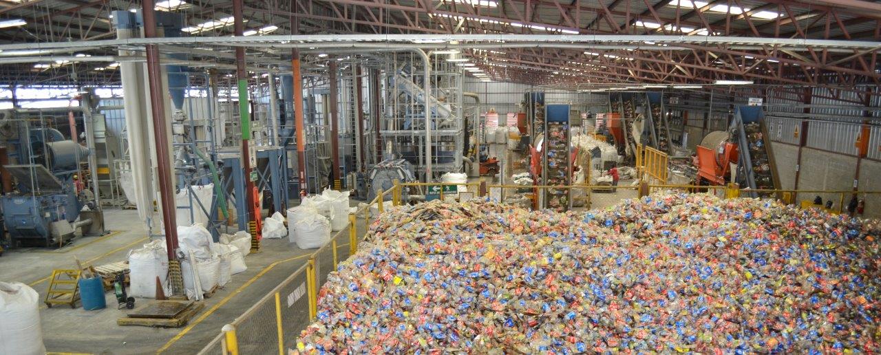 In Honduras  liegt die Sammelquote für PET-Flaschen bei 84%. Hier werden 2000 Tonnen PET-Flaschen pro Monat mit der Anlagentechnologie von Herbold Meckesheim aufbereitet.