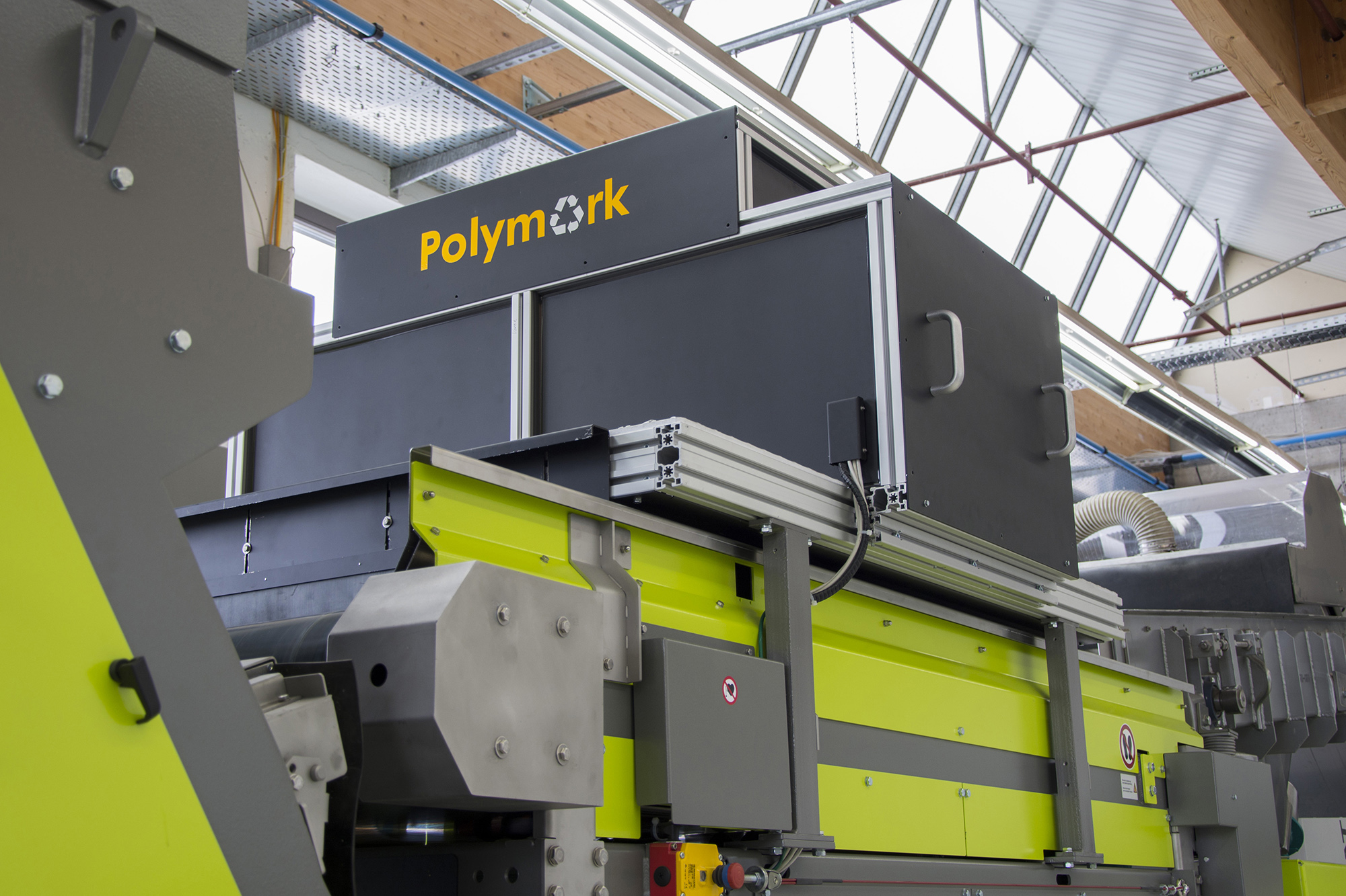 Die Polymark-Sortiermaschine von Sesotec mit Polymark-Detektoreinheit zur Erkennung der UV-Fluoreszenzmarker auf den PET-Flaschen. (Foto: Sesotec GmbH)
