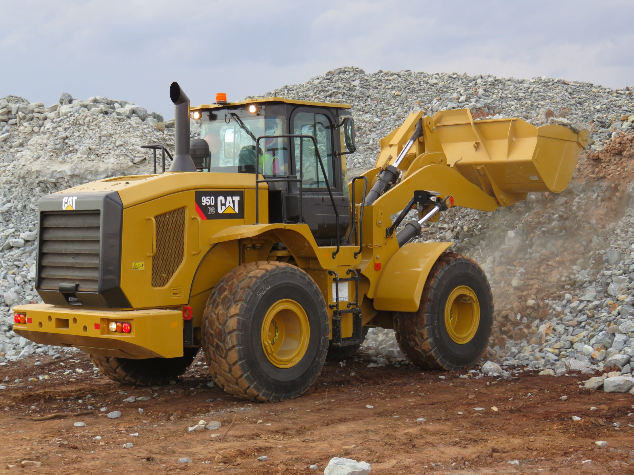Der neue Cat Radlader 950GC mit 151 kW (202 PS), 3,1 Kubikmeter Schaufelvolumen und rund 19 Tonnen Einsatzgewicht eignet sich mit seiner praxisgerechten Ausstattung für viele Aufgaben in Bau und Gewinnung.
Foto: Zeppelin/Caterpillar