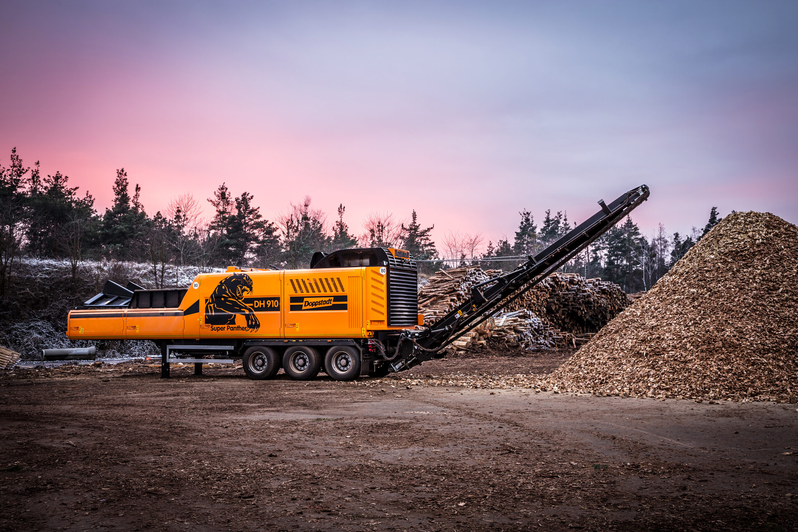 Neuer Doppstadt-Hacker DH 910 SA-B: Ausgestattet mit neuem Volvo Motor ist die Maschine besonders leistungsfähig und liefert Qualitätshackgut.