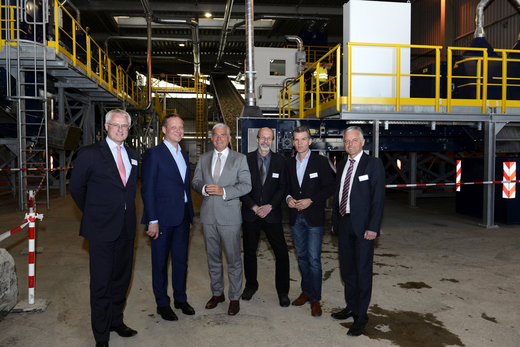 Bildunterschrift: Von links nach rechts: Peter Kurth, Präsident BDE, Dr. Eric Schweitzer, CEO Alba Group, Thomas Strobl, Stellvertretender Ministerpräsident Baden-Württemberg, Klaus Stapf, Bürgermeister der Stadt Karlsruhe, Ingo Wellenreuther, Mitglied des Deutschen Bundestages (CDU) sowie Robert Kassel, Geschäftsführer Alba Nordbaden. Foto: Alba Group/Andreas Mauritz