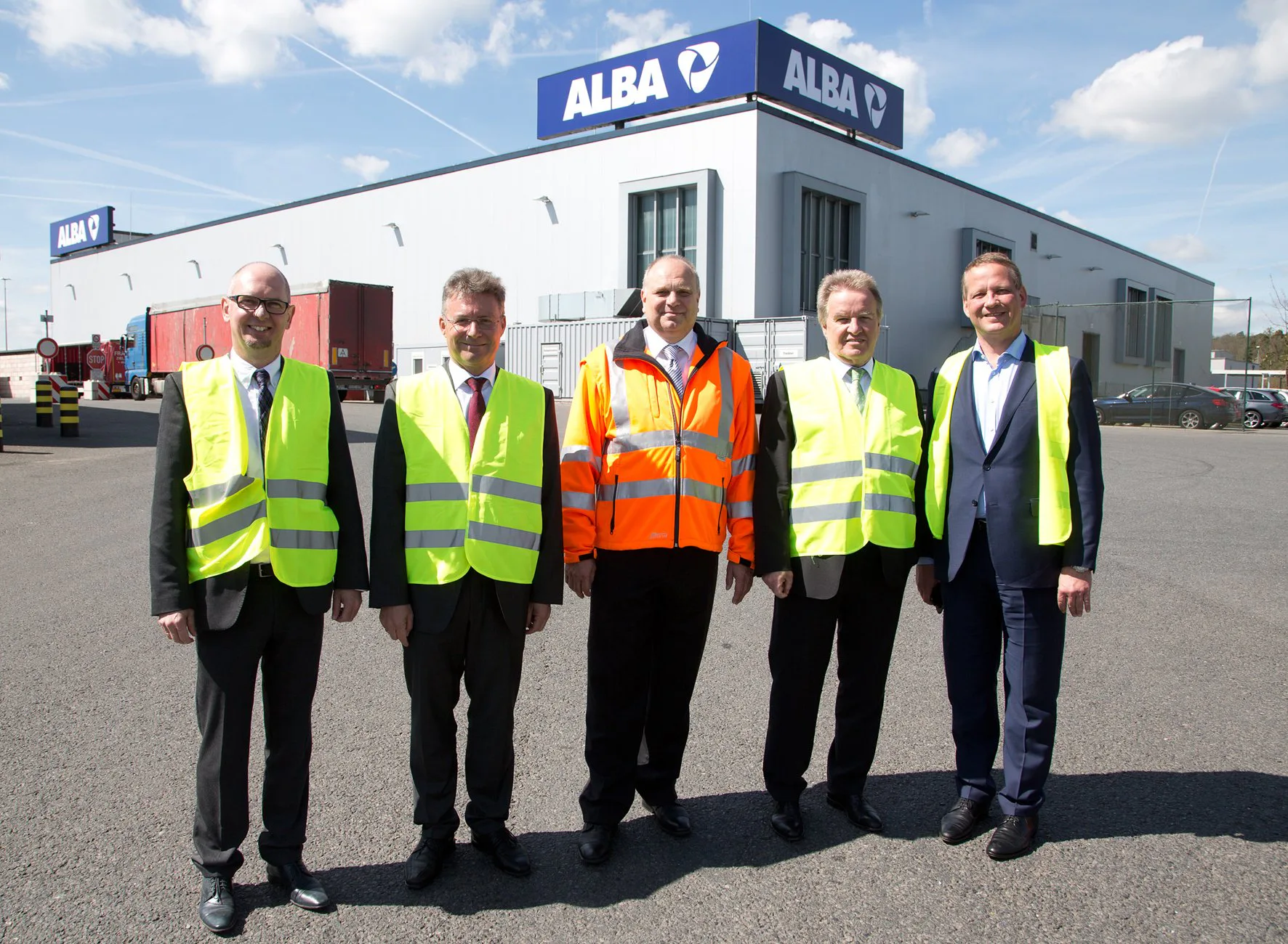 Von links nach rechts: Bürgermeister Markus Günther, Landrat Dr. Achim Brötel, Geschäftsführer Alba Recycling GmbH Uwe Küber, Minister für Umwelt, Klima und Energiewirtschaft Baden-Württemberg Franz Untersteller, Alba Group-CEO Dr. Eric Schweitzer. Bild: Alba Group/Martin Leissl