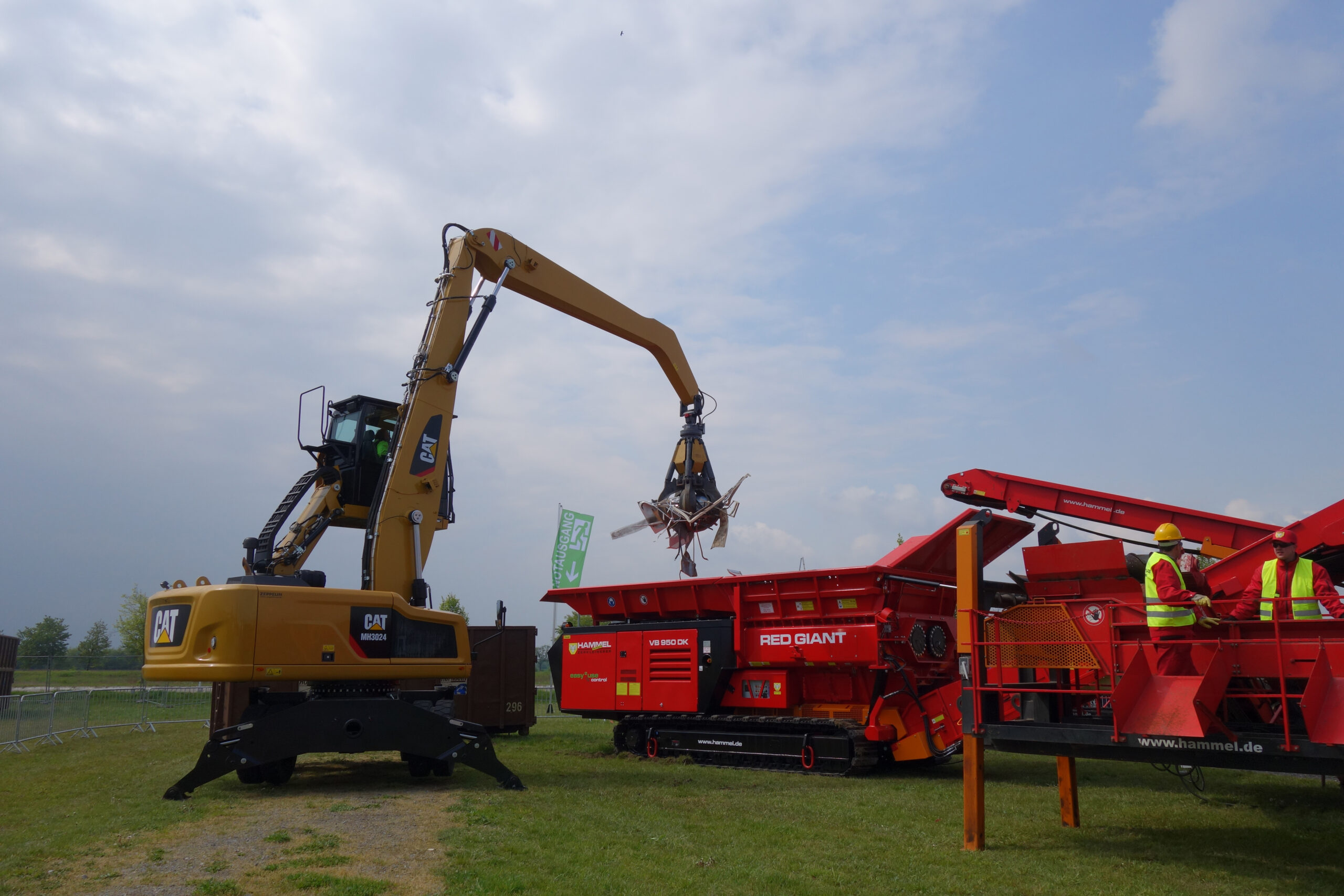 Voller Einsatz bei der an realen Abläufen angelehnte Maschinendemo auf einem Schrottplatz. Quelle: Zeppelin Rental