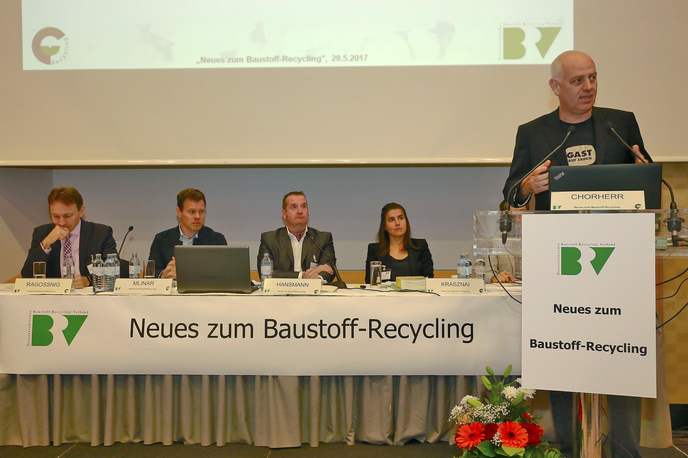 Landtagsabgeordneter Chorherr eröffnet die vom  Baustoff-Recycling Verband organisierte Baustoff-Recycling-Tagung, die die Neuerungen ab Juli 2017 vorstellt: Recycling-Baustoffe können nun erleichtert verwendet werden, weitere Recycling-Baustoffe werden zugelassen.