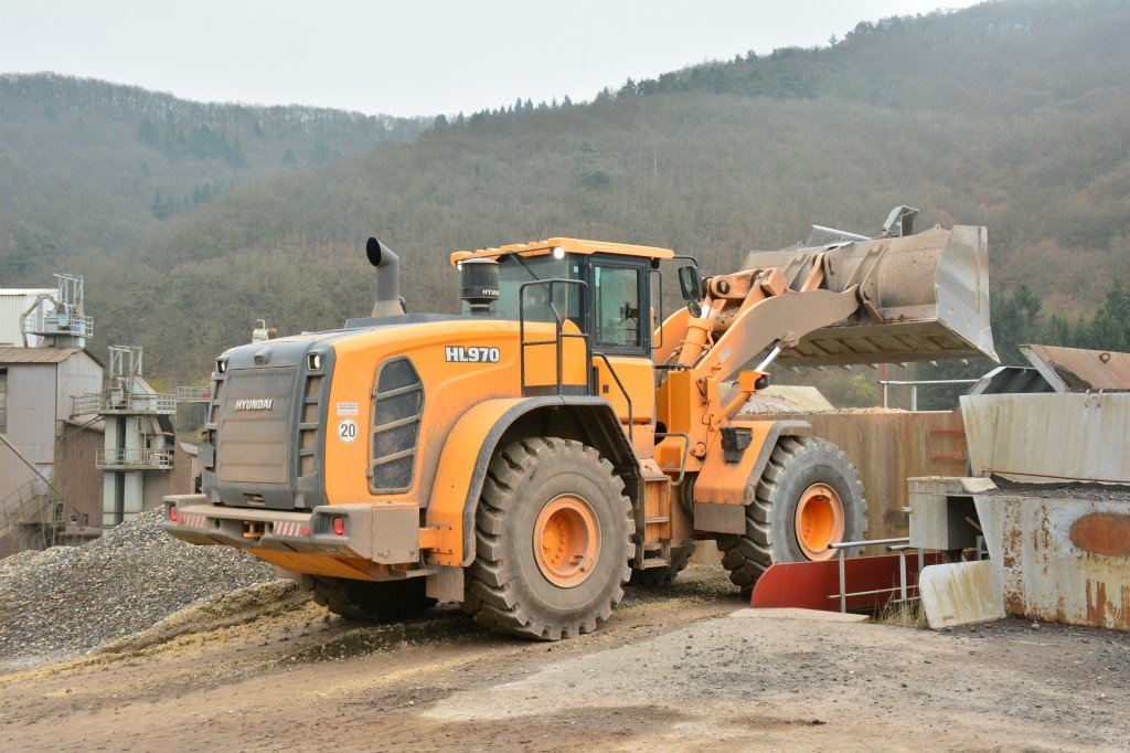 Im Minutentakt werden von dem Radlader bis zu 8 t Material aufgegeben – Joysticklenkung ist bei diesem Einsatz eine willkommene Option. Betreut wird der Radlader vom Hyundai-Händler Wortmann Baumaschinen. Bild: Hyundai/OBa