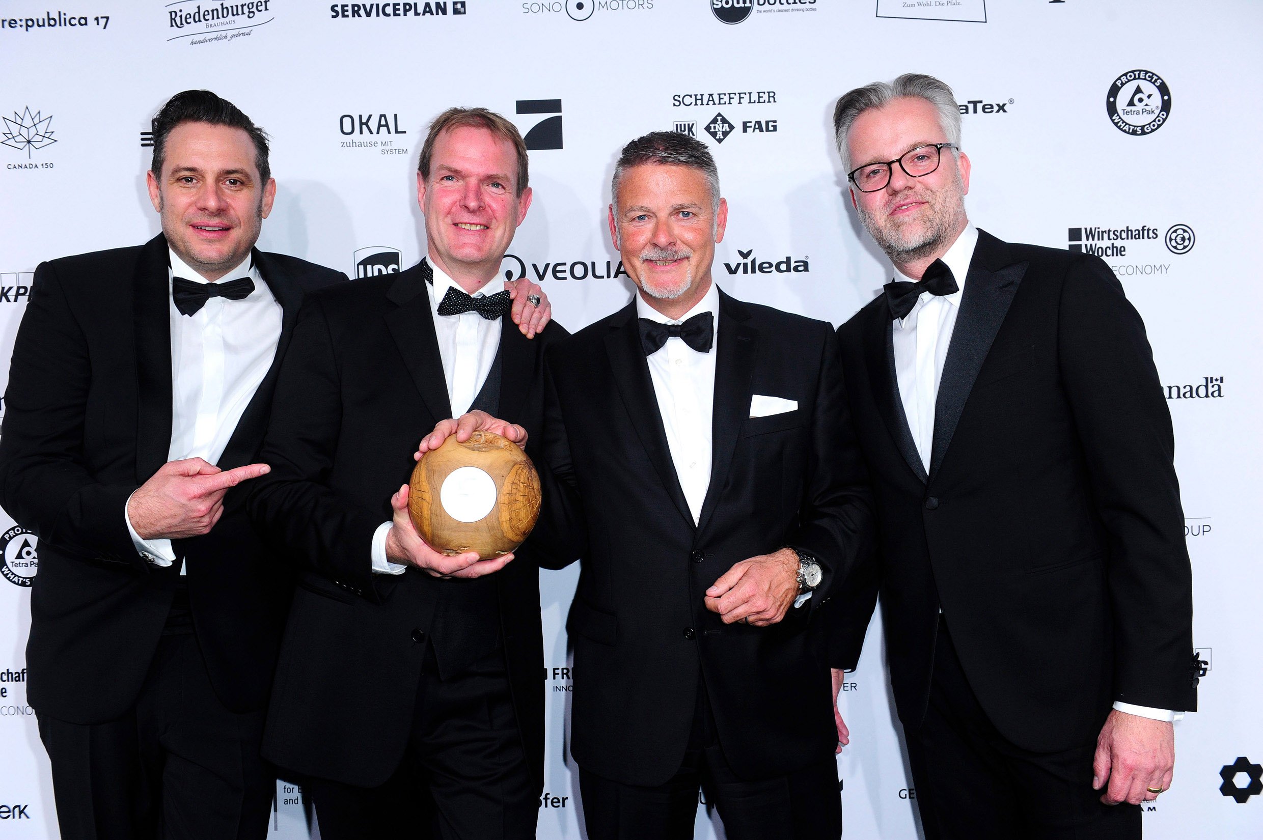 Die neocomp-Geschäftsführer Hans-Dieter Wilcken und Frank J. Kroll nahmen den Preis in Berlin entgegen.
v.l.n.r. Sascha Vollmer (The BossHoss), Hans-Dieter Wilcken, Frank J. Kroll (beide neocomp GmbH), Matthias Harms (Veolia Deutschland). Bild: GreenTech Award