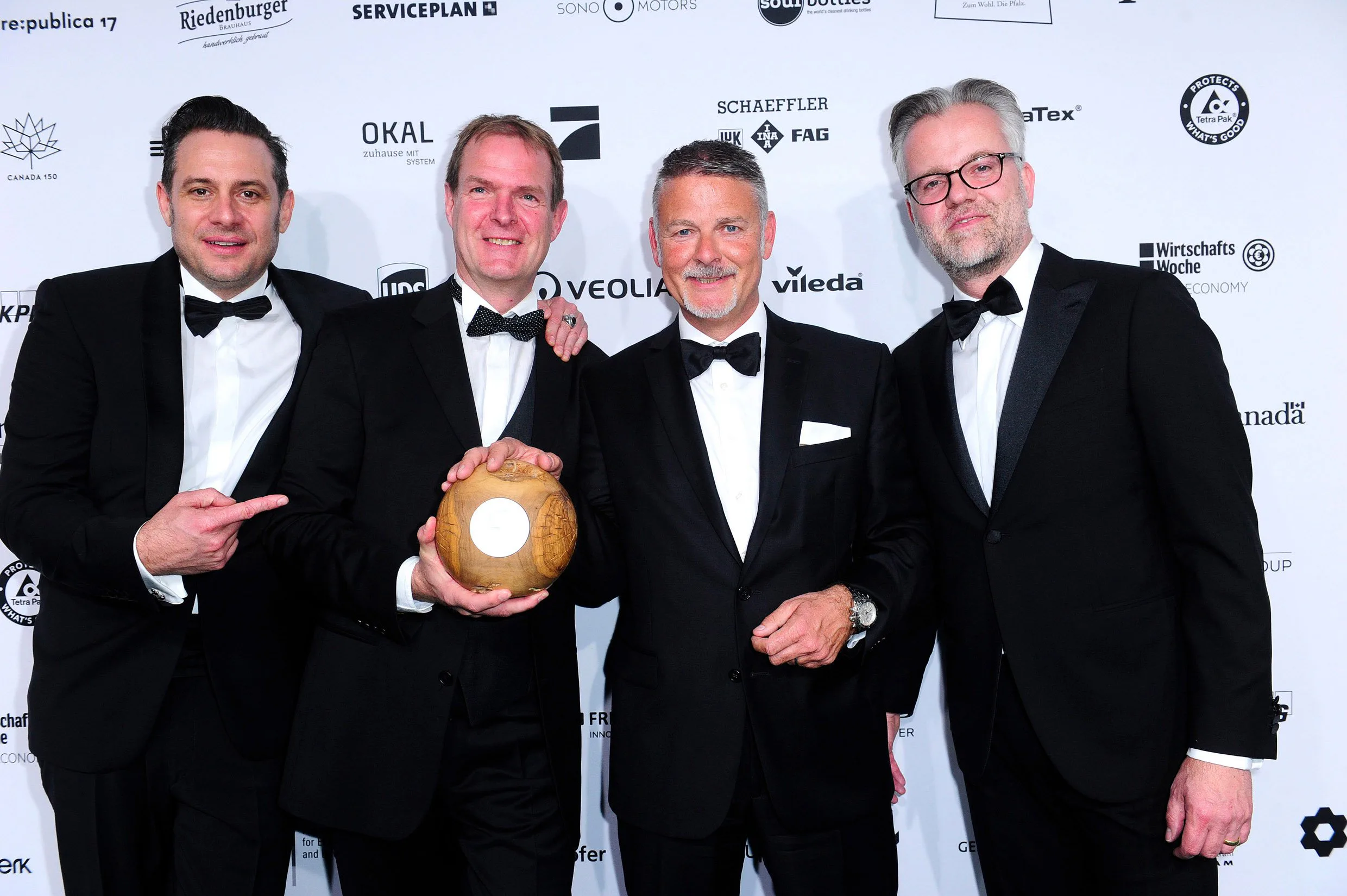 Die neocomp-Geschäftsführer Hans-Dieter Wilcken und Frank J. Kroll nahmen den Preis in Berlin entgegen.
v.l.n.r. Sascha Vollmer (The BossHoss), Hans-Dieter Wilcken, Frank J. Kroll (beide neocomp GmbH), Matthias Harms (Veolia Deutschland). Bild: GreenTech Award