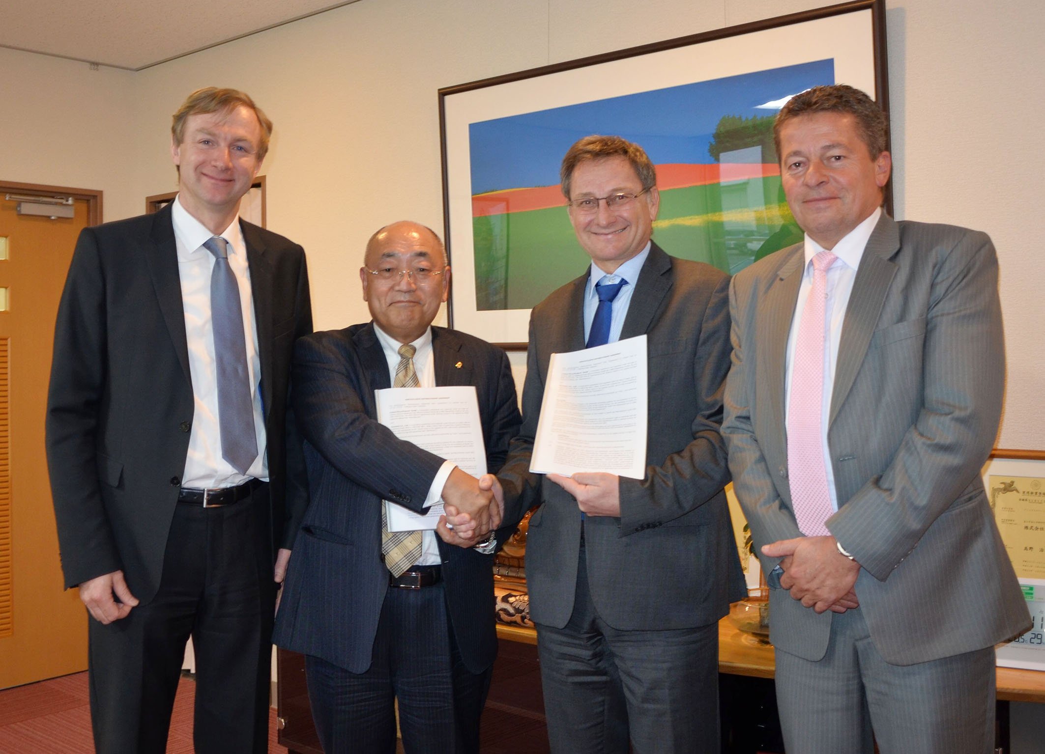 v.l.n.r.: Michael Lackner, Managing Director, CMO bei Lindner, Osamu Kono, CEO von Ryohshin, Manuel Lindner, Inhaber und Geschäftsführer der Lindner-Recyclingtech GmbH, und Siegfried Lohmeier, Sales Director bei Lindner, nach der Vertragsunterzeichnung. © Lindner-Recyclingtech