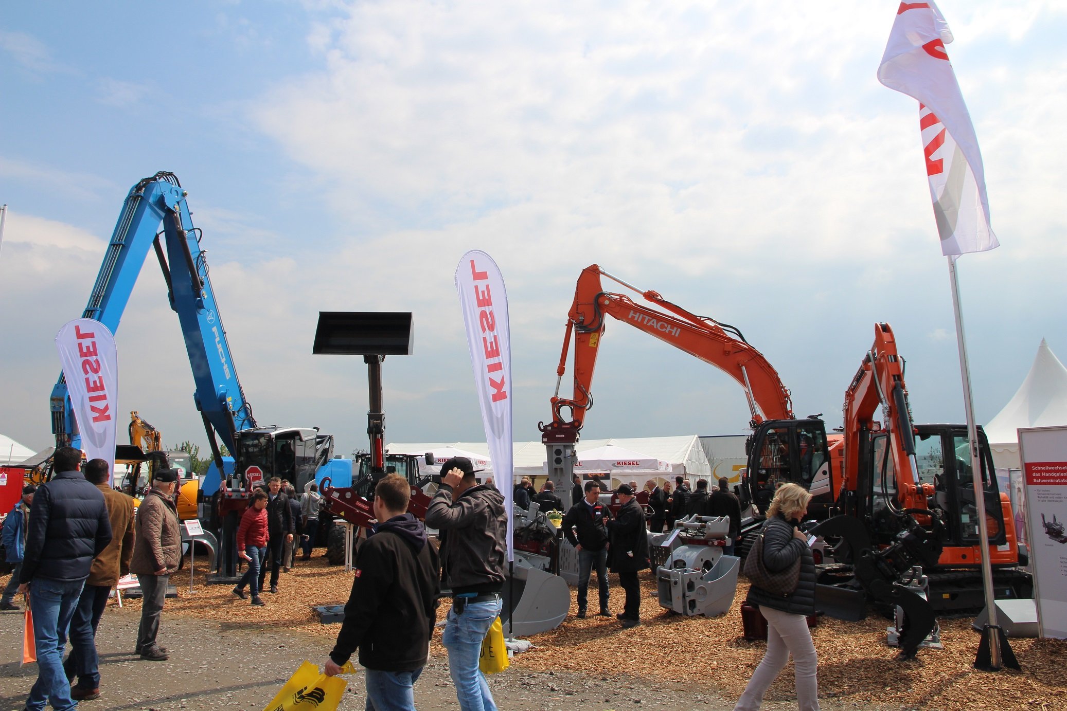 Maschinen von Fuchs, Hitachi und Giant sowie zahlreiche Anbaugeräte und Schnellwechselsysteme präsentierte Kiesel am Stand.