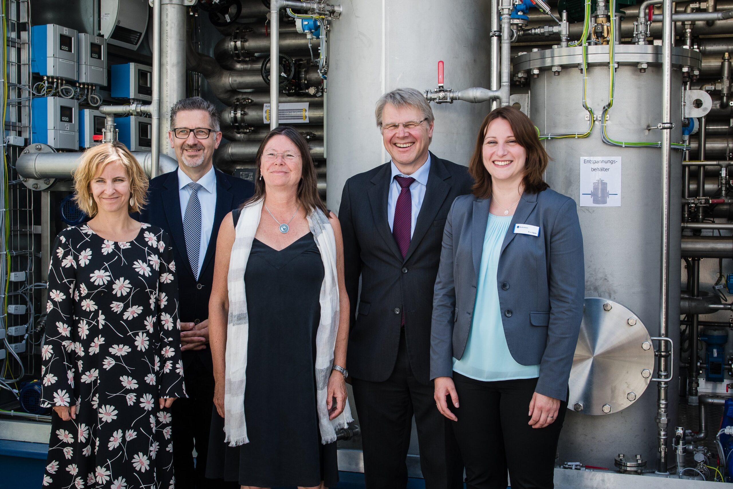 Vor der ExtraPhos-Pilotanlage (von links: Umweltdezernentin Katrin Eder, Abteilungsleiter beim Wirtschaftsbetrieb Mainz-Mombach Herbert Hochgürtel, Umweltministerin Ulrike Höfken, Generalsekretär der Deutschen Bundesstiftung Umwelt (DBU) Dr. Heinrich Bottermann, Projektleiterin Eva Opitz)