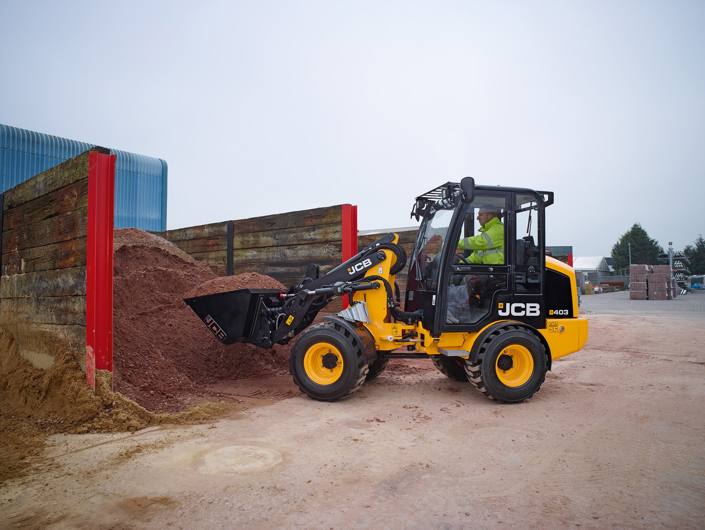 Der schnelle Wechsel von z. B. Palettengabel auf Ladeschaufel macht den 403 von JCB zu einem Helfer für viele Einsatzfälle.
