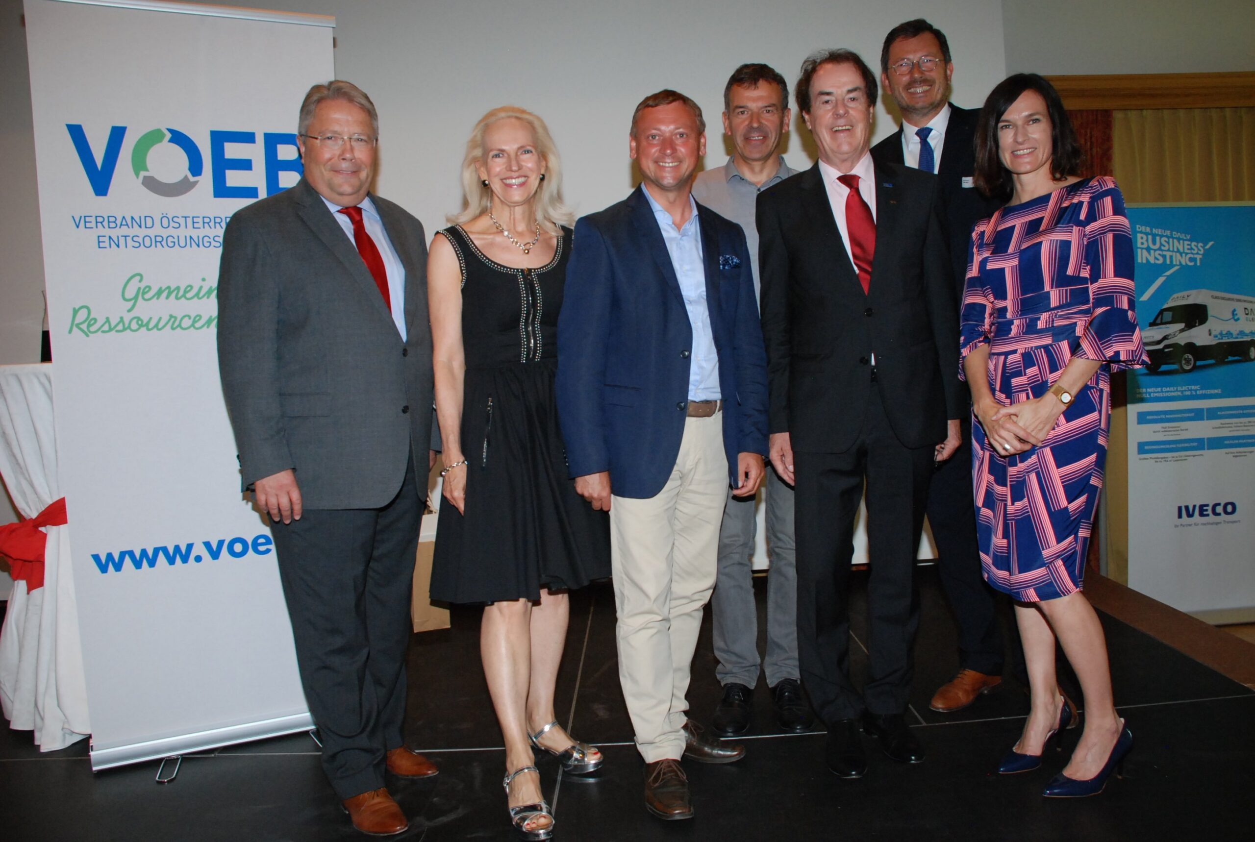 Diskutierten bei der VOEB-Jahrestagung in Kitzbühel über „Innovation im Verhältnis Staat vs. privat“: Franz Hörl (Obmann ÖVP-Wirtschaftsbund Tirol), Ingeborg Freudenthaler (Regionalvorstand VOEB Tirol), Johann Höfinger (Abg.z.NR, ÖVP), Georg Willi (Abg.z.NR, Die Grünen), Hans Roth (Präsident des VOEB), Herwart Wilms (Geschäftsführer REMONDIS), Anita Heubacher (TT). (Copyright: Peter Hörhager)
