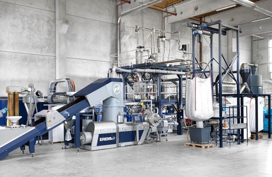 Premiere auf dem TecDay Recycling & Compounding: Die 2-stufige EdelweissCompounding-Anlage mit EREMA Aufschmelzextruder COREMA bietet den Anwendern mehr Wirtschaftlichkeit.