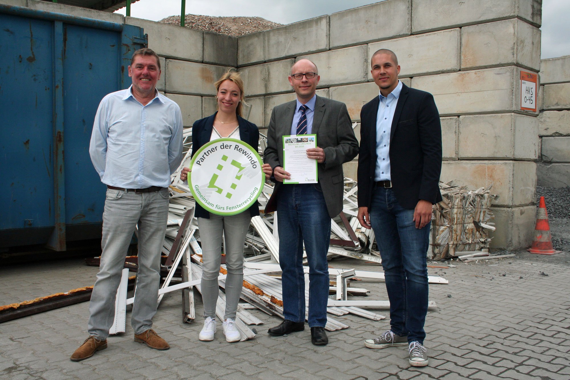 Bildunterschrift: v.l.n.r. Reinhard Meiners, Anna Curzon (beide Reiling), Michael Vetter (Rewindo) und Sebastian Rüschhoff (Reiling)