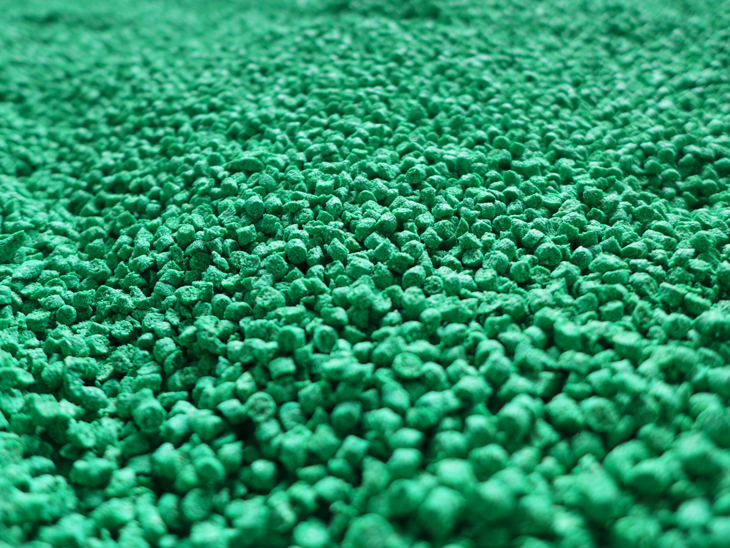 Das natürliche Plastik FluidSolids wird wie herkömmliches Plastik als Granulat geliefert. Dank der finanziellen Unterstützung der Klimastiftung Schweiz soll das Granulat bald noch einfacher in die gewünschte Form gebracht werden können. Quelle : Carole Fleischmann