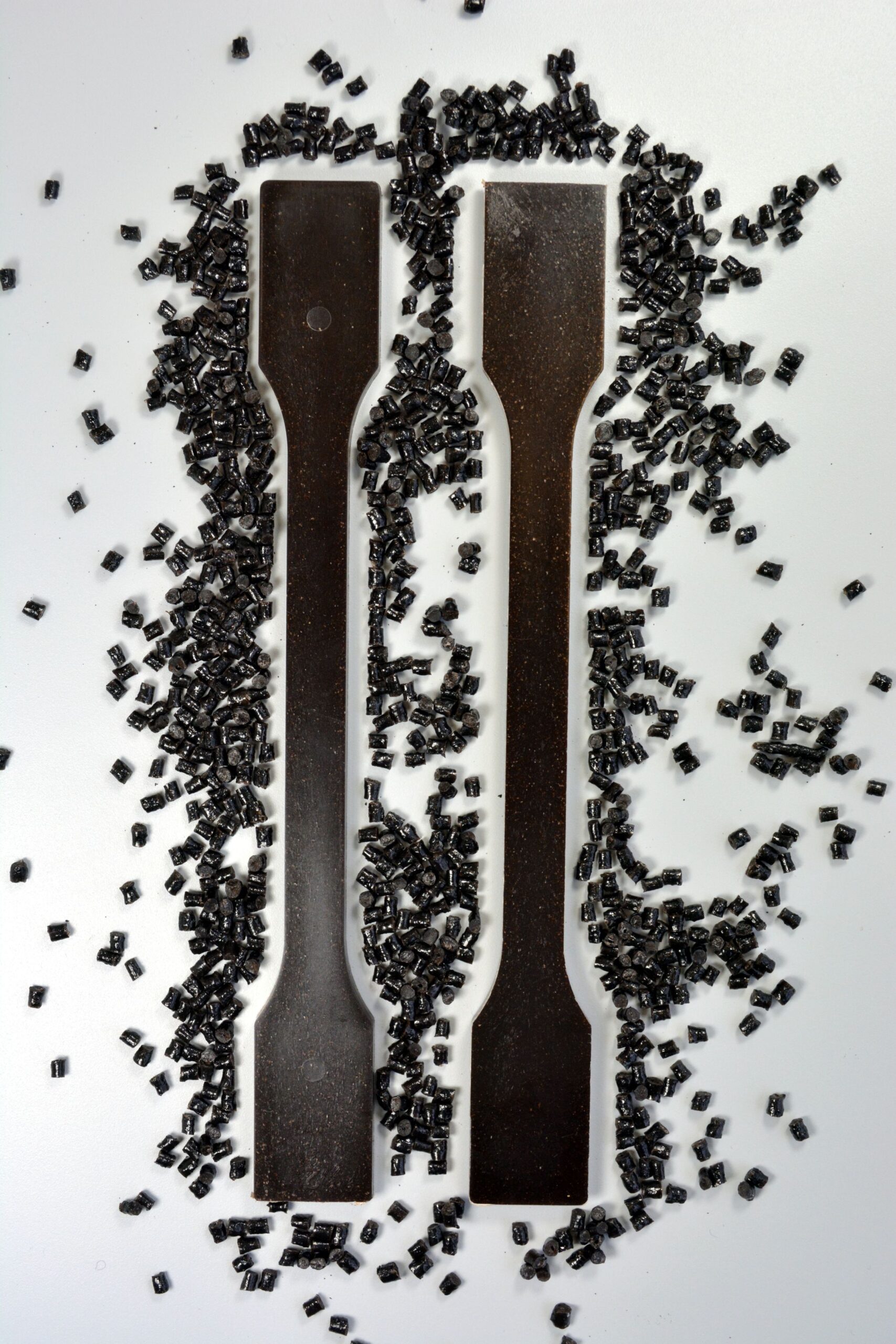 Foto: Kaffeesatzverbundwerkstoff-Granulat und Prüfkörper (Quelle: IfBB/Mudersbach)