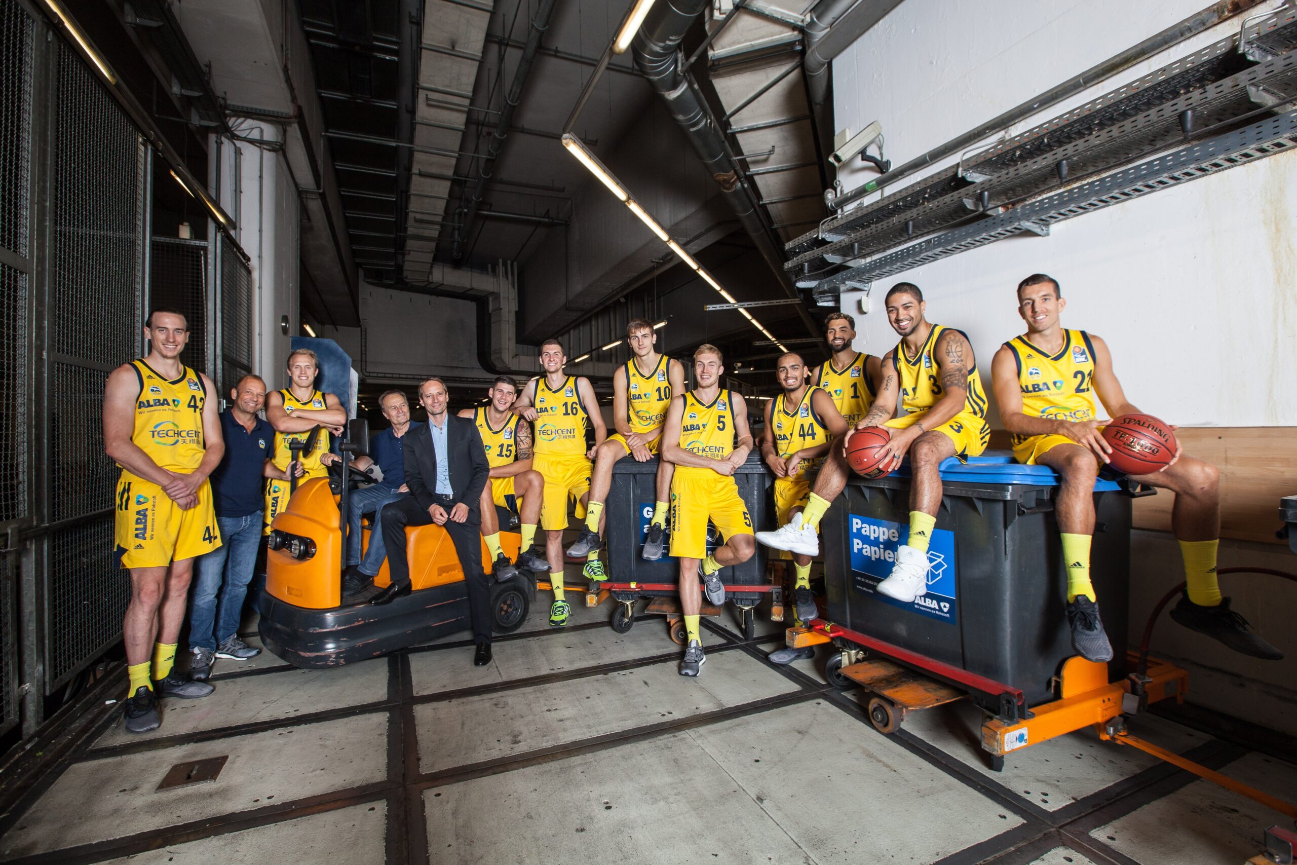 Alba ist „am Zug“: Aito Garcia Reneses, Cheftrainer Alba Berlin und Dr. Axel Schweitzer, Vorstandsvorsitzender der Alba Group und Vereinspräsident von Alba Berlin, steuern die Mannschaft durch das Ver- und Entsorgungszentrum mit seinen 5 Kilometer langen Versorgungswegen unter dem Potsdamer Platz. Foto: ALBA Group / Ricarda Spiegel