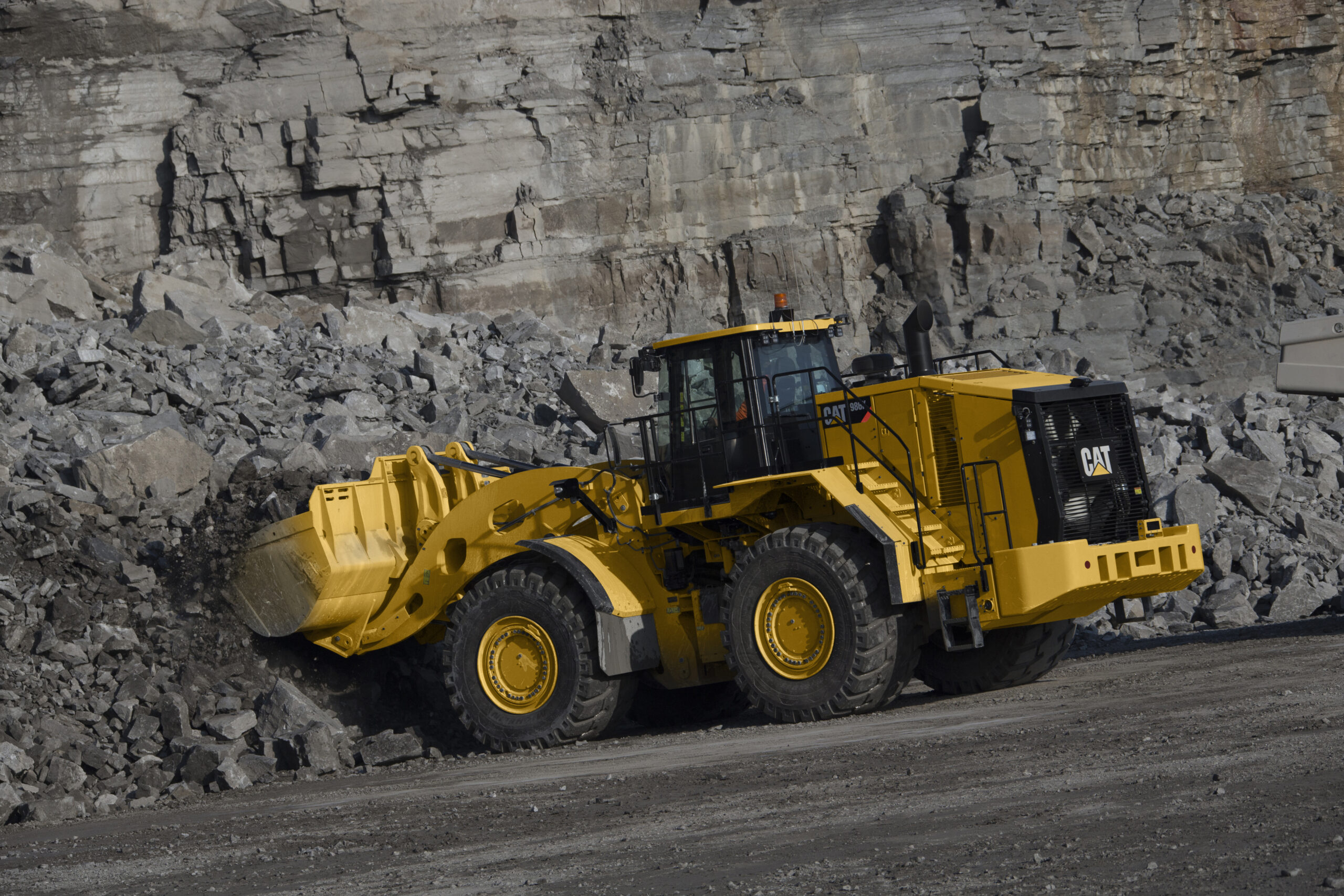 Der neue Cat Radlader 986K mit 305 kW Motorleistung, 46 Tonnen Einsatzgewicht und über 3,50 Meter Ausschütthöhe  bewährt sich vor der Wand genauso wie in der Rückverladung. Foto: Zep-pelin/Caterpillar