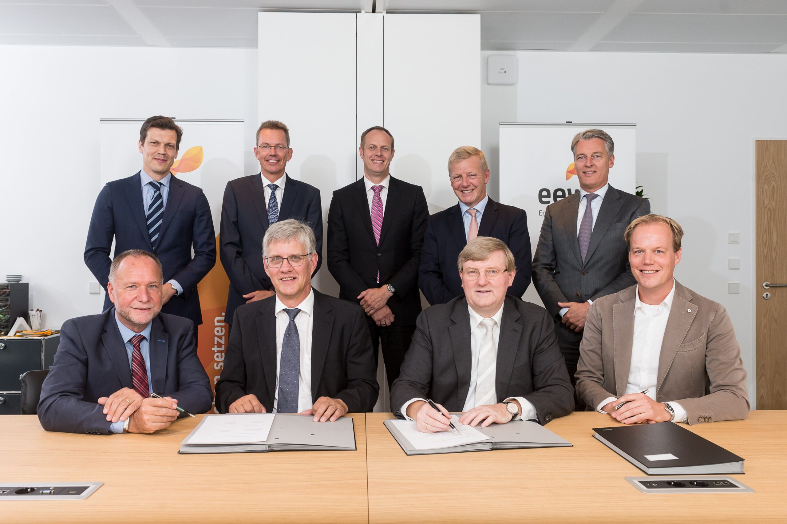 Feierliche Vertragsunterzeichnung in Berlin v.l.n.r.: Rolf Kaufmann und Horst Bieber (Kaufmännischer und Technischer Geschäftsführer EEW Delfzijl), Knut Schwalenberg (President AkzoNobel Industrial Chemicals) und Marcel Galjee (AkzoNobel Director Energy) sowie in der zweiten Reihe v.l.n.r. Sytze Oudman (AkzoNobel Global Dispatch Operations Officer), Johan Hospers (AkzoNobel Energy Portfolio Manager), Christian Funk (Geschäftsführer EEW Delfzijl), Bernard M. Kemper (CEO EEW) und Markus Hauck (CFO EEW). © harry schnitger