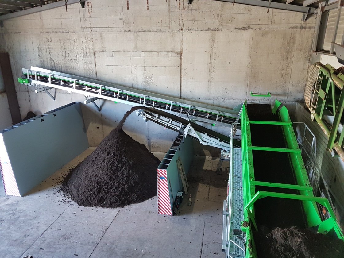 Blick von oben auf die Maschine. Zur Absicherung gegen eine mögliche Überfüllung ist ein Füllstandssensor an der Übergabe vom Überkorn > 40 mm aus dem Sternsieb zum längs an der Wand angebrachten Überkornaustragsband montiert. Bild: Neuenhauser Umwelttechnik