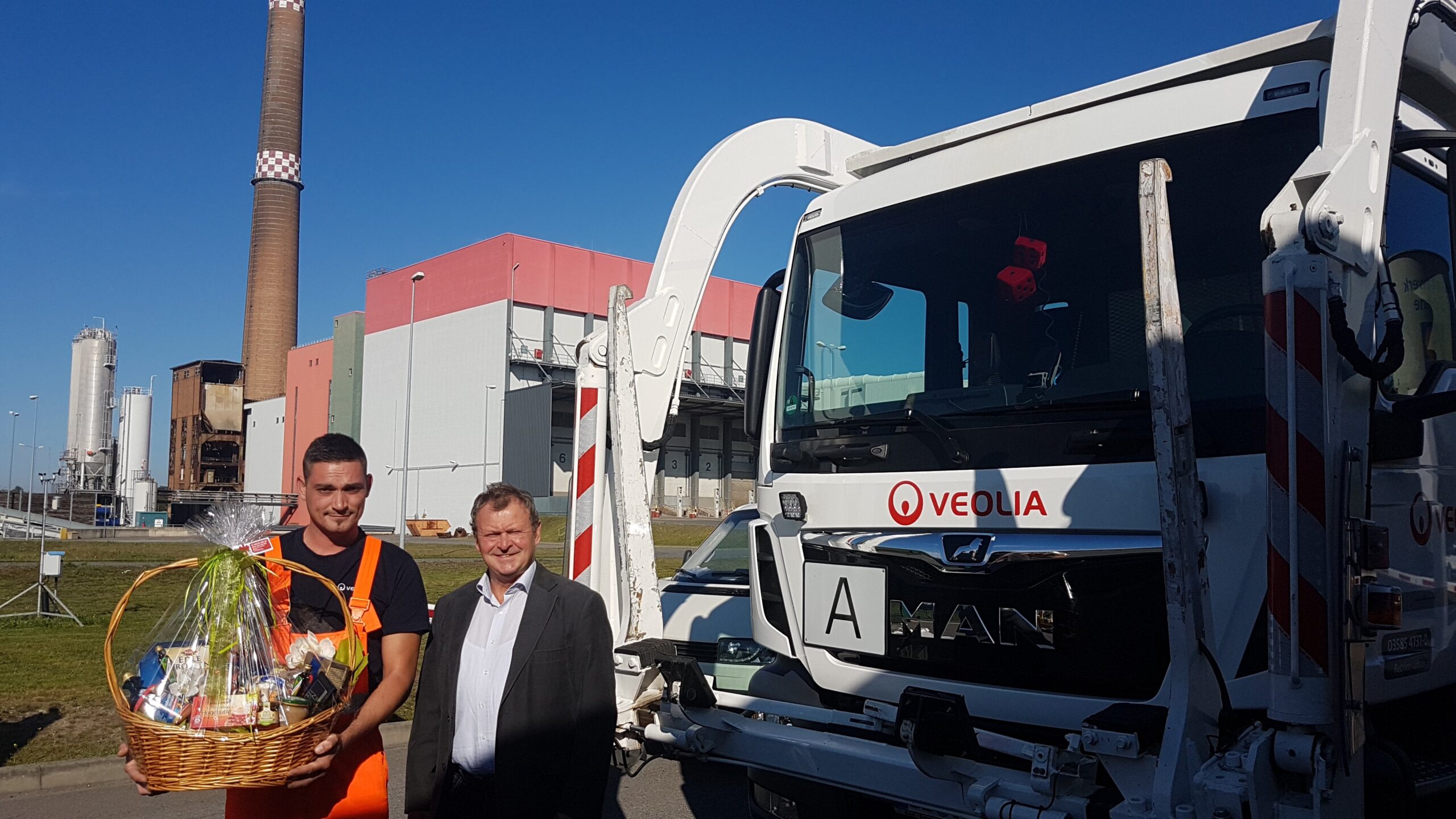 Bernd Joppek, Produktionsleiter EEW Großräschen, übergibt Marco Werschke, Veolia Umweltservice, ein kleines Dankeschön anlässlich der 2-millionsten Tonne angelieferter Ersatzbrennstoffe im Kraftwerk Sonne.