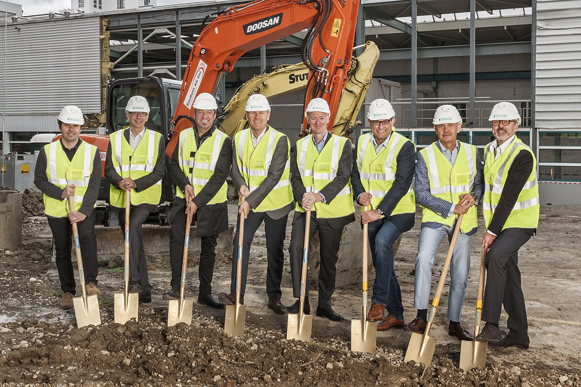 Im Spatenstich-Bild von links nach rechts: Elvis Pidic (Bühler Architekt), Johannes Wick (CEO Grains & Food), Carlos Martinez (Architekt), Stefan Scheiber (Group CEO), Ian Roberts (CTO), Samuel Schär (CEO Advanced Materials), Andreas Herzog (CFO), Burkhard Böndel (Head of Corporate Communications).