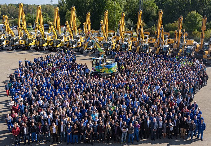 Passend zum besonderen Anlass erhielt der 75.000. Bagger von Liebherr, ein A 918 Compact Litronic, ein ganz besonderes Design: die Jubiläumsmaschine wurde von der Graffiti-Künstlerin MadC gestaltet.