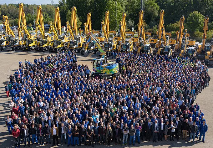 Passend zum besonderen Anlass erhielt der 75.000. Bagger von Liebherr, ein A 918 Compact Litronic, ein ganz besonderes Design: die Jubiläumsmaschine wurde von der Graffiti-Künstlerin MadC gestaltet.