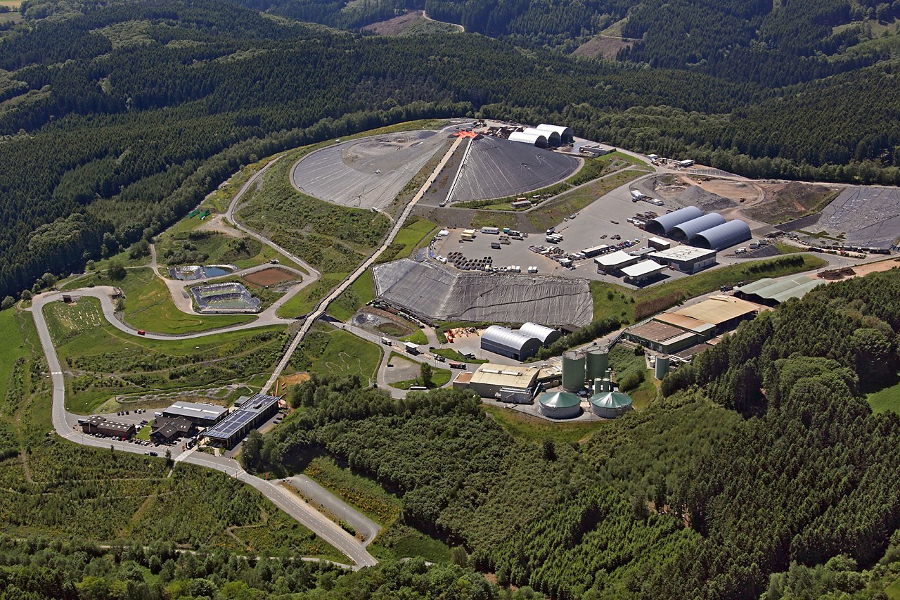 Der Standort des Forschungsprojekt :metabolon (unten links) am Fuße des Entsorgungszentrums Leppe. (Foto: Bergischer Abfallwirtschaftsverband)