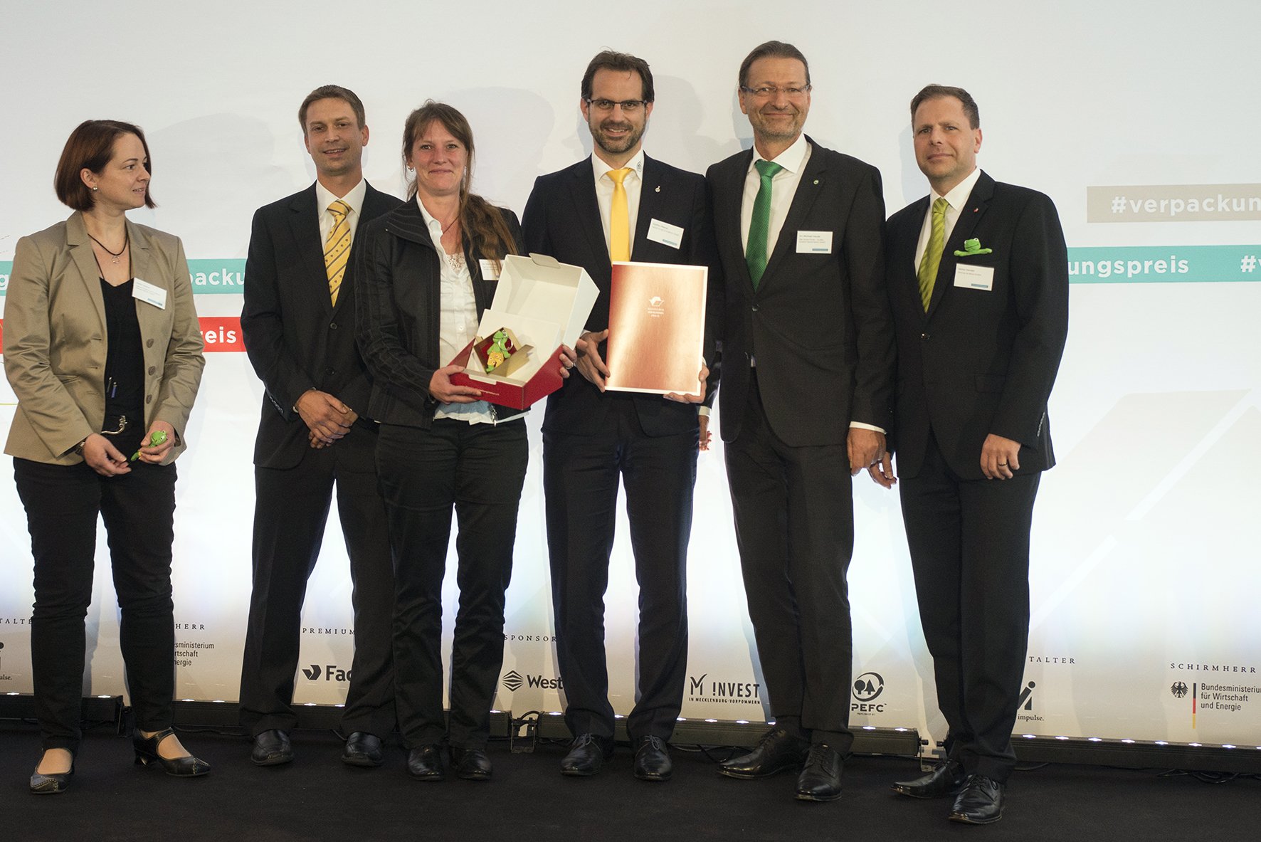 Heike Schick (Clariant Plastics & Coatings), Stefan Andera (Heinz Plastics Böhm GmbH), Ines Schwarz (Grüner Punkt), Steffen Meinel (Heinz Plastics Böhm GmbH), Michael Heyde (Grüner Punkt) und Immo Sander, (Werner & Mertz). (v. l. n. r.)