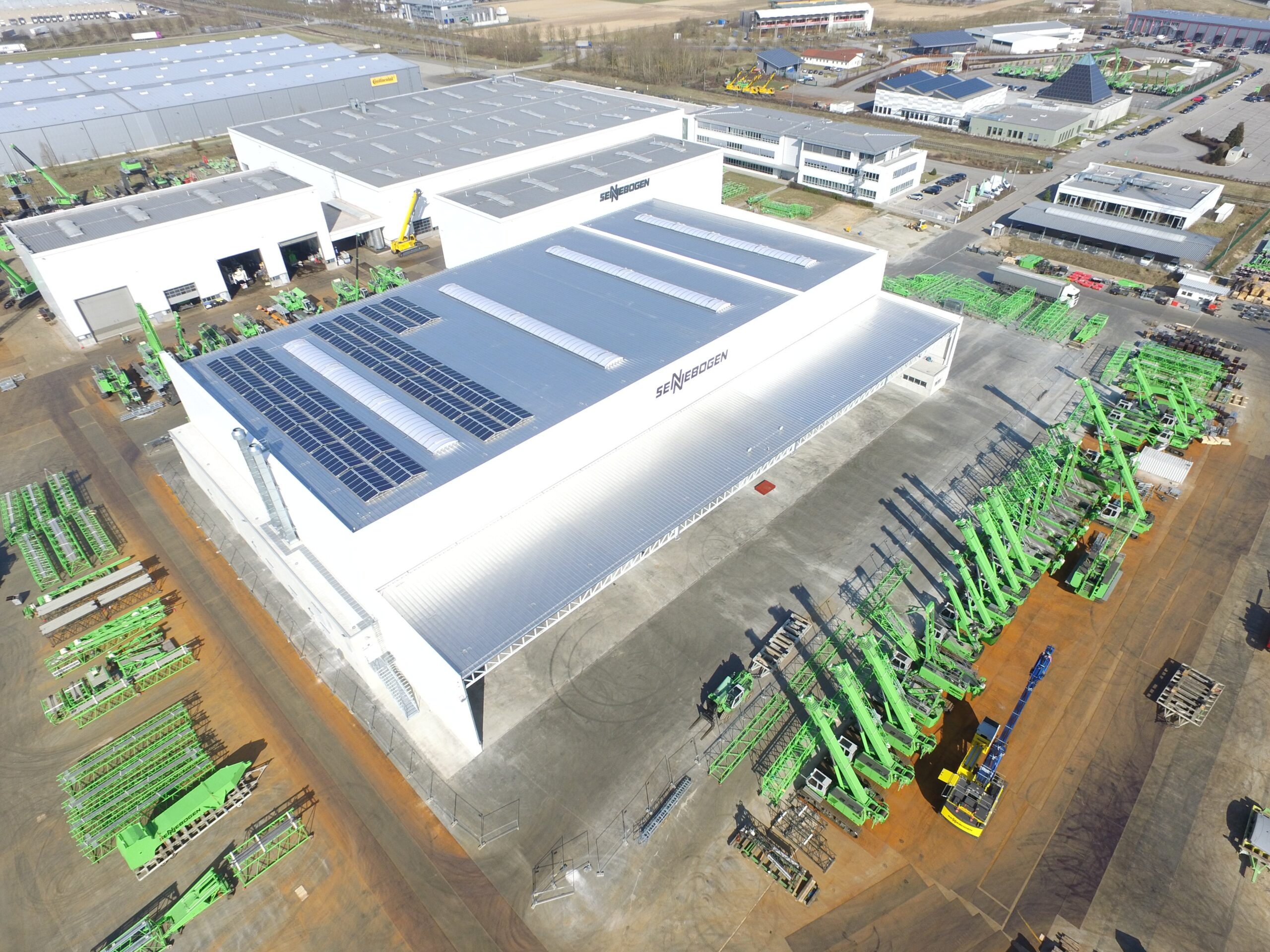 Die neue Halle bietet mit rund 7.000 Quadratmetern mehr Platz für eine neue Großlackierkabine und Customizing. (Foto: Sennebogen)