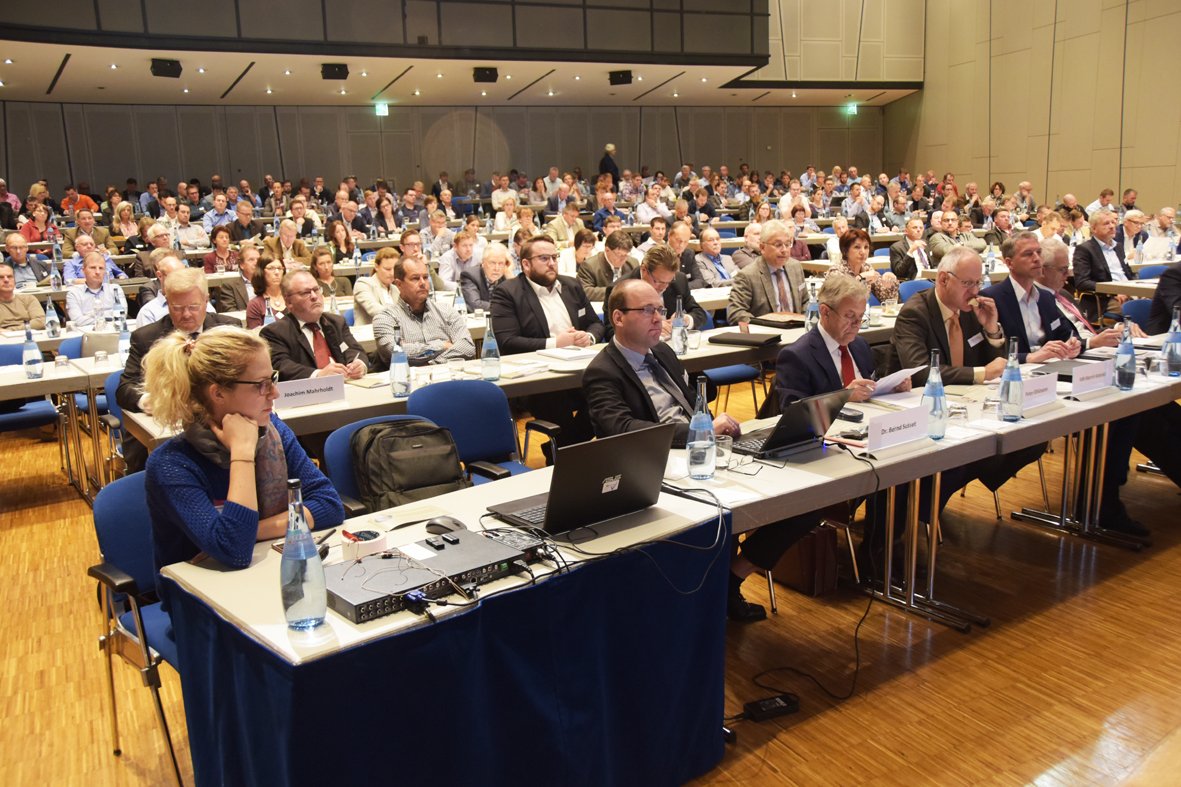 Voller Saal in der Filharmonie in Filderstadt-Bernhausen. An die 300 Teilnehmer nahmen am 20. Baustoff-Recycling-Tag teil.