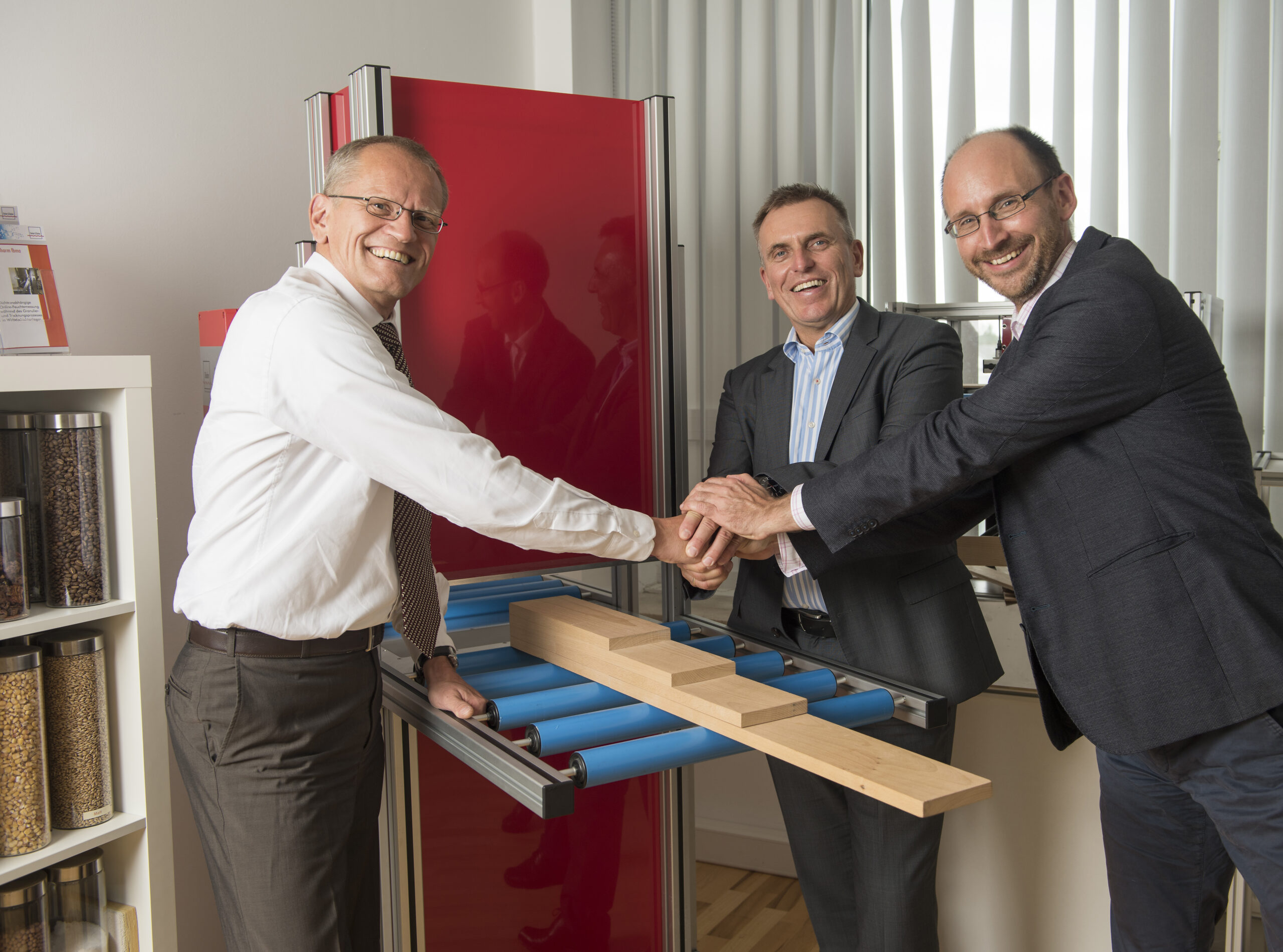 Jörn Döscher (zukünftiger Gesellschafter und Geschäftsführer Döscher Microwave Systems), Uwe Kahmann (Geschäftsführer Fagus-GreCon) und Dr. Jörg Hasener (Leiter Innovationsmanagement Fagus-GreCon).