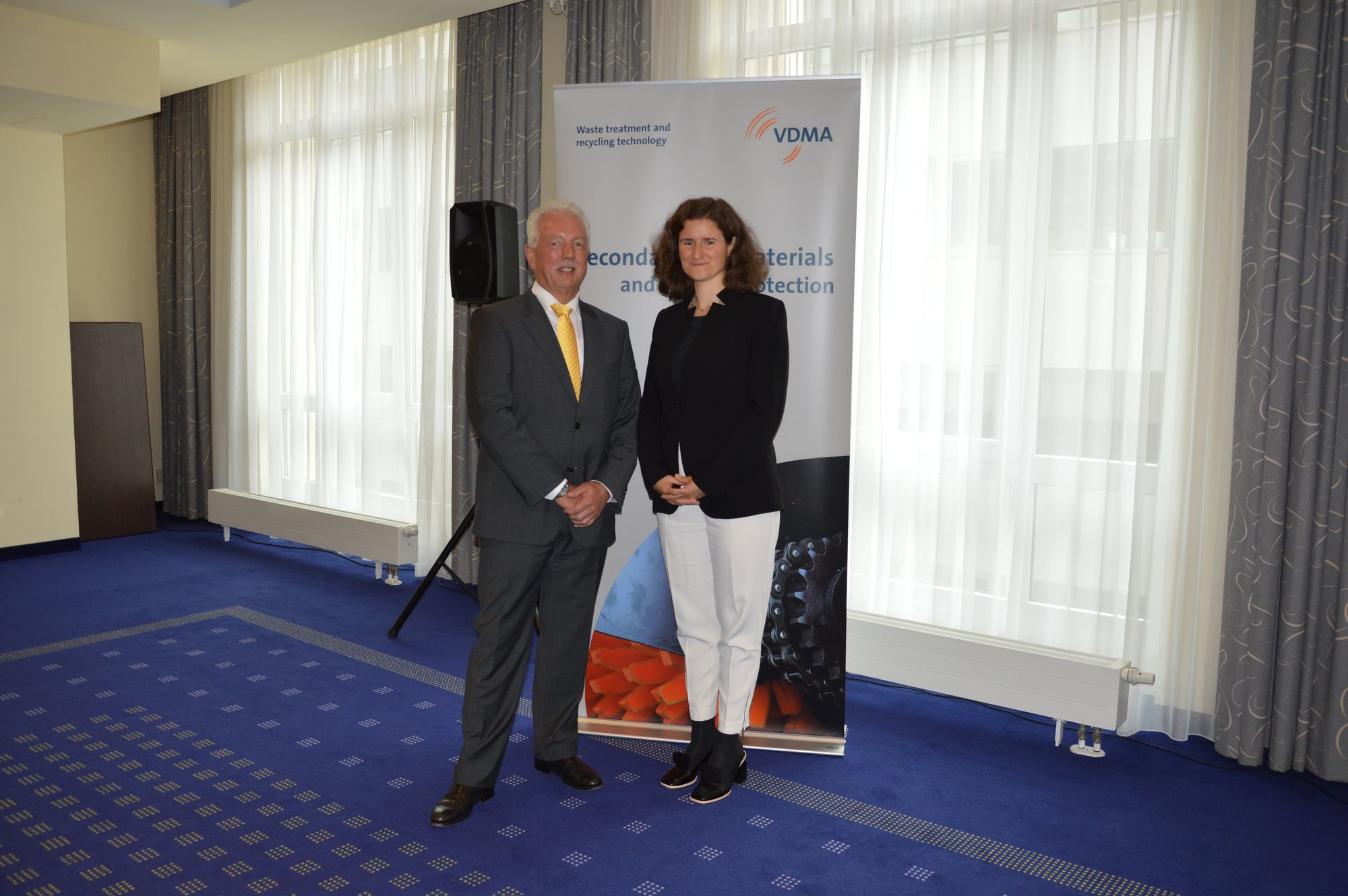 Franz Heiringhoff, Vorstandsvorsitzender des VDMA-Fachverbandes und Beirat der Steinert-Gruppe, und Naemi Denz, Geschäftsführerin des Fachverbandes. (Foto: VDMA)