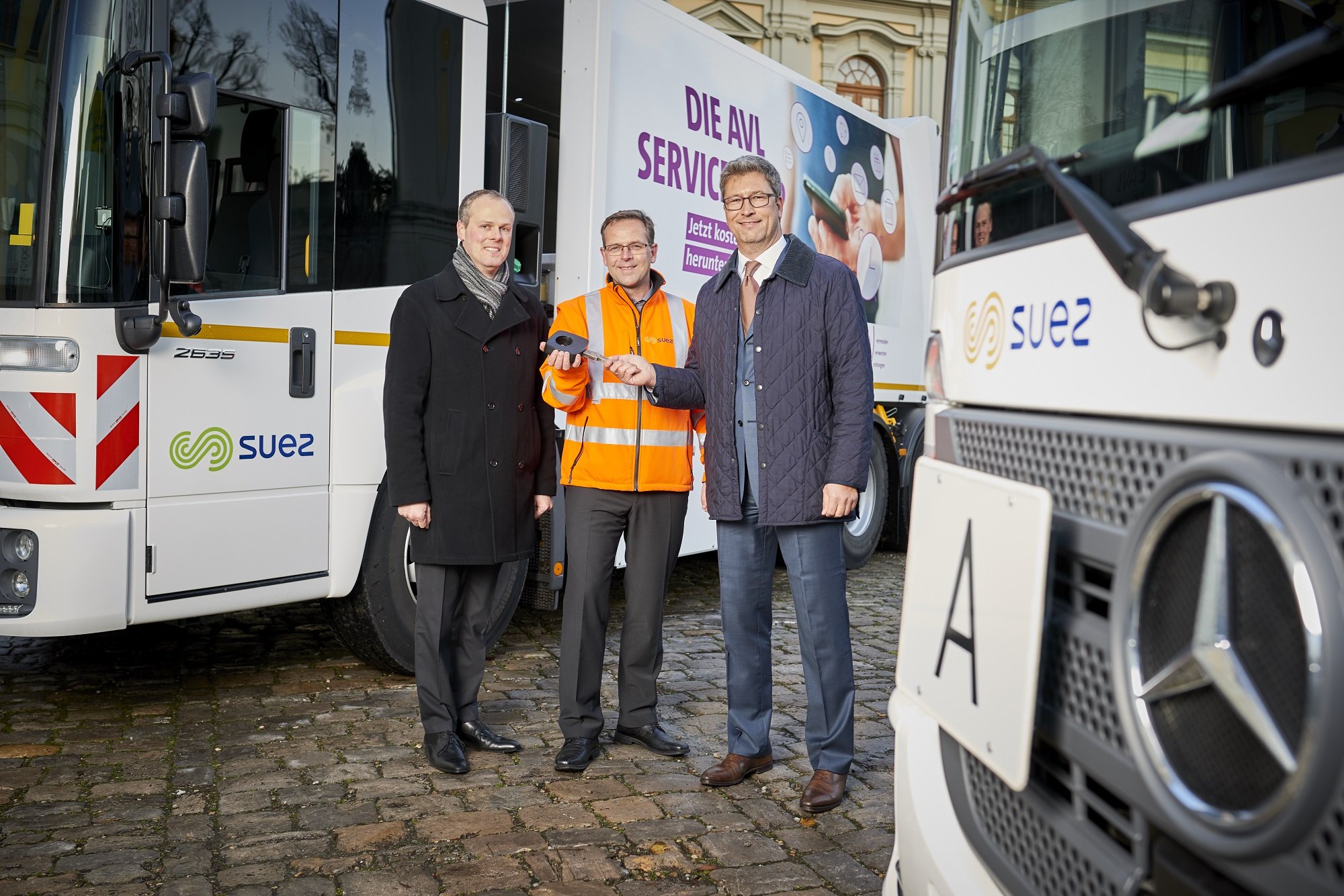 Gemeinsam übergeben Suez und Mercedes-Benz die neuen und besonders sicheren Lkw zur Abfallsammlung an die Abfallverwertungsgesellschaft des Landkreises Ludwigsburg (AVL). V. l. n. r.: Tilman Hepperle, Geschäftsführer der Abfallverwertungsgesellschaft des Landkreises Ludwigsburg (AVL), Oliver Grimm, Geschäftsführer Suez Süd, Patrick Gentner, Key Account Manager LKW im Mercedes-Benz Vertrieb Deutschland. (Foto: SUEZ)