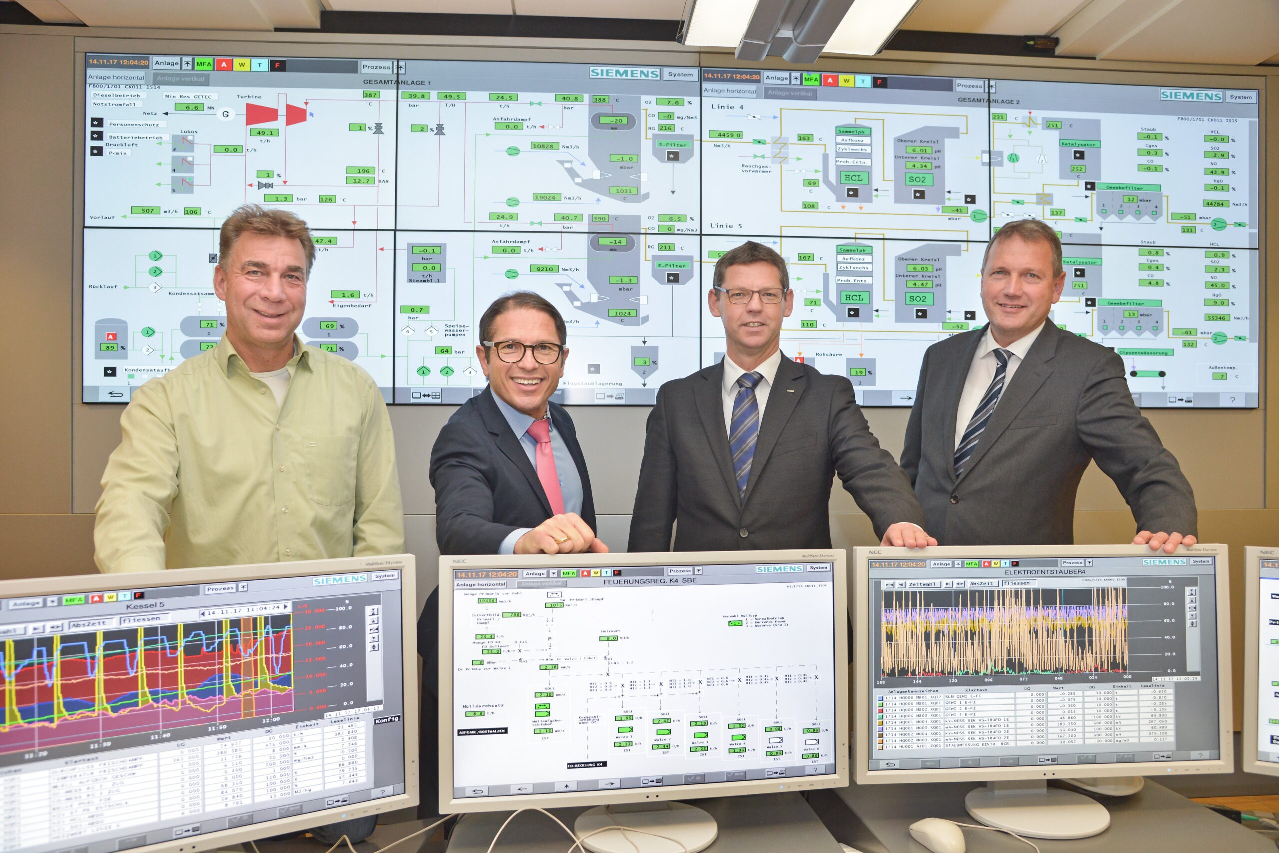 Thomas Bäumann (Betriebsleiter MVK), Orhan Podoplu (Siemens Kiel), Lars Nürnberger (Niederlassungsleiter Siemens Kiel), Dr. Frank Ehlers (Geschäftsführer MVK) präsentierten gemeinsam die neue Prozessleittechnik in der Leitwarte der MVK
(Namen von links) (Foto: Müllverbrennung Kiel GmbH & Co. KG)