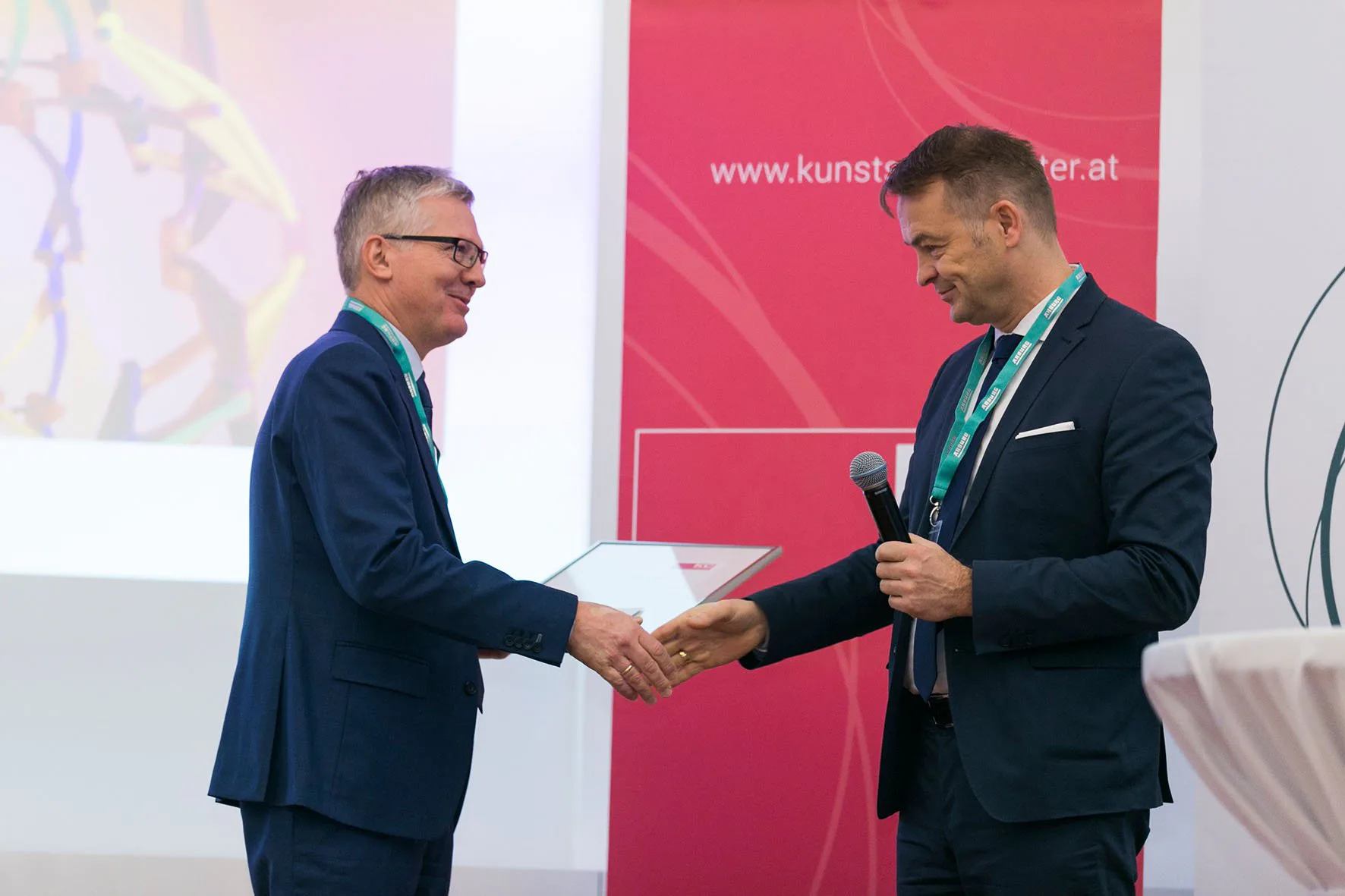 Werner Pamminger (re), Geschäftsführer der Business Upper Austria, überreichte dem neuen Beiratssprecher des Kunststoff-Clusters Manfred Hackl die Ernennungsurkunde.