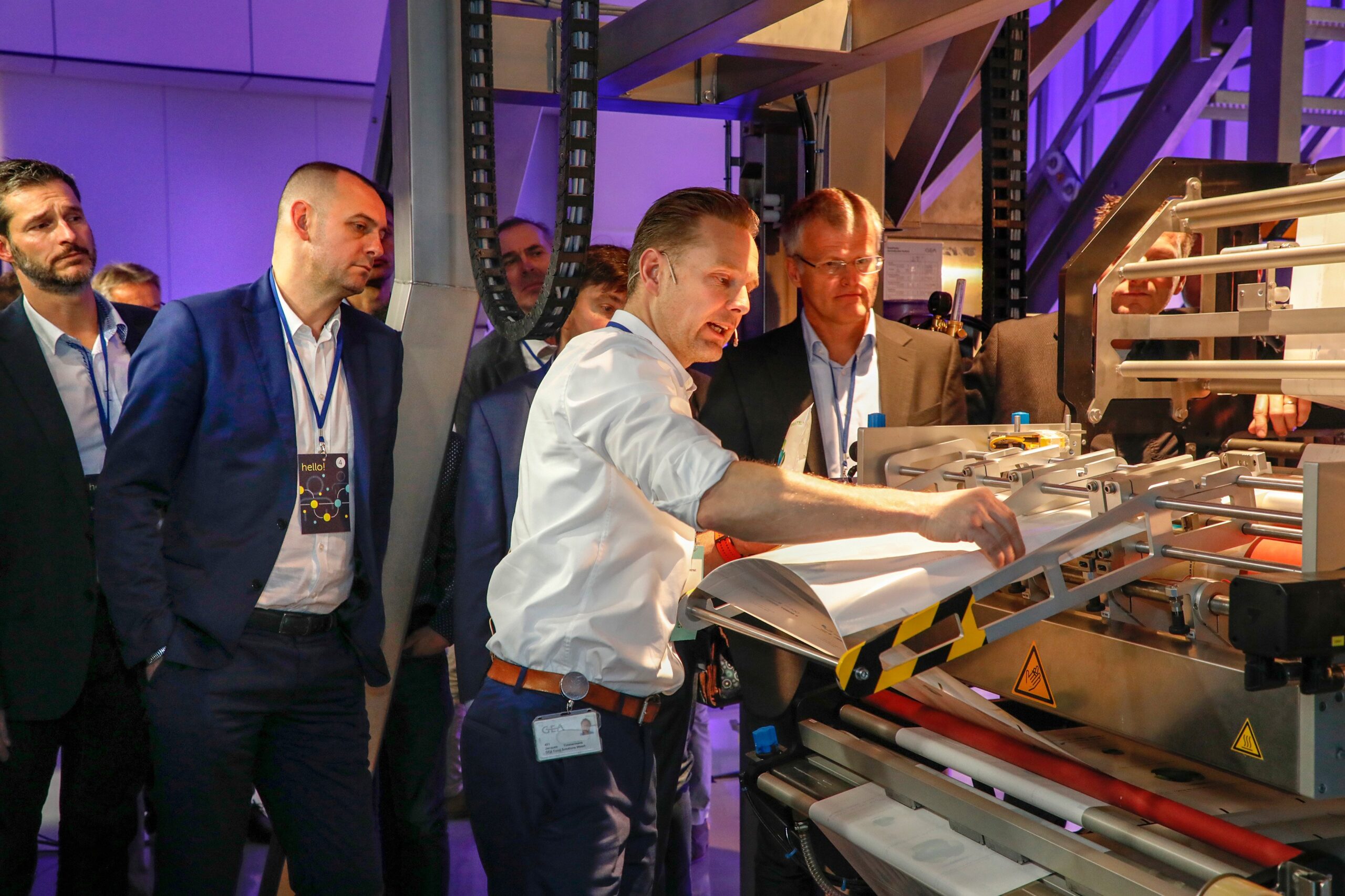 Jacques Timmermans, GEA Produktentwickler, zeigte die angepasste Verpackungslinie GEA SmartPacker CX400 Quatro Seal in einer Live-Demonstration. (Abb. GEA)