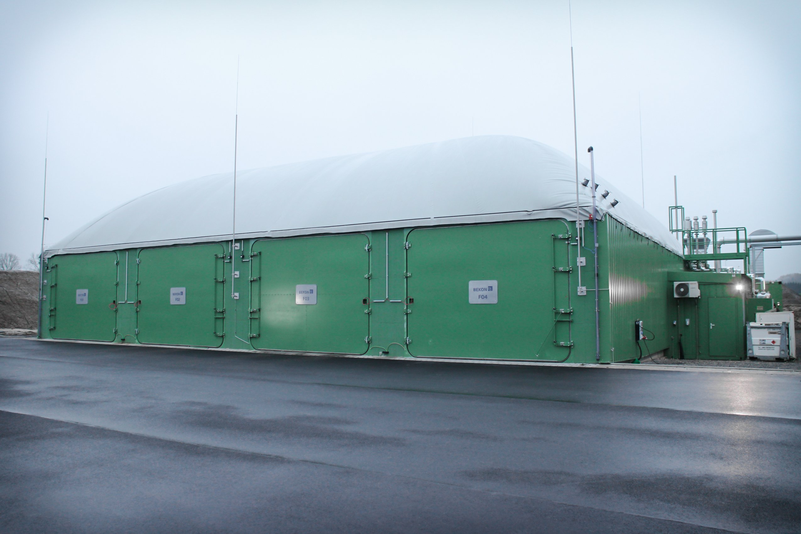 Foto der Bekon-Biogasanlage in Enger: Das Bekon Mini System ermöglicht Trockenfermentation bereits auf kleinstem Raum und ist auch bei geringen Inputmengen einsetzbar.