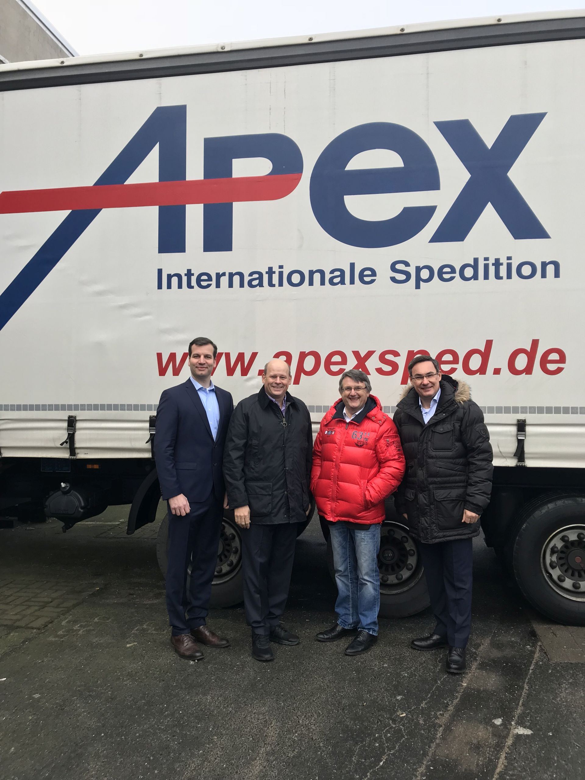 Blicken zuversichtlich in die Zukunft: Heinz-Geschäftsführer Josef, Otto und Eduard Heinz gemeinsam mit dem bisherigen Apex-Inhaber Dierk Schulz (2.v. r.). (Foto: Heinz)