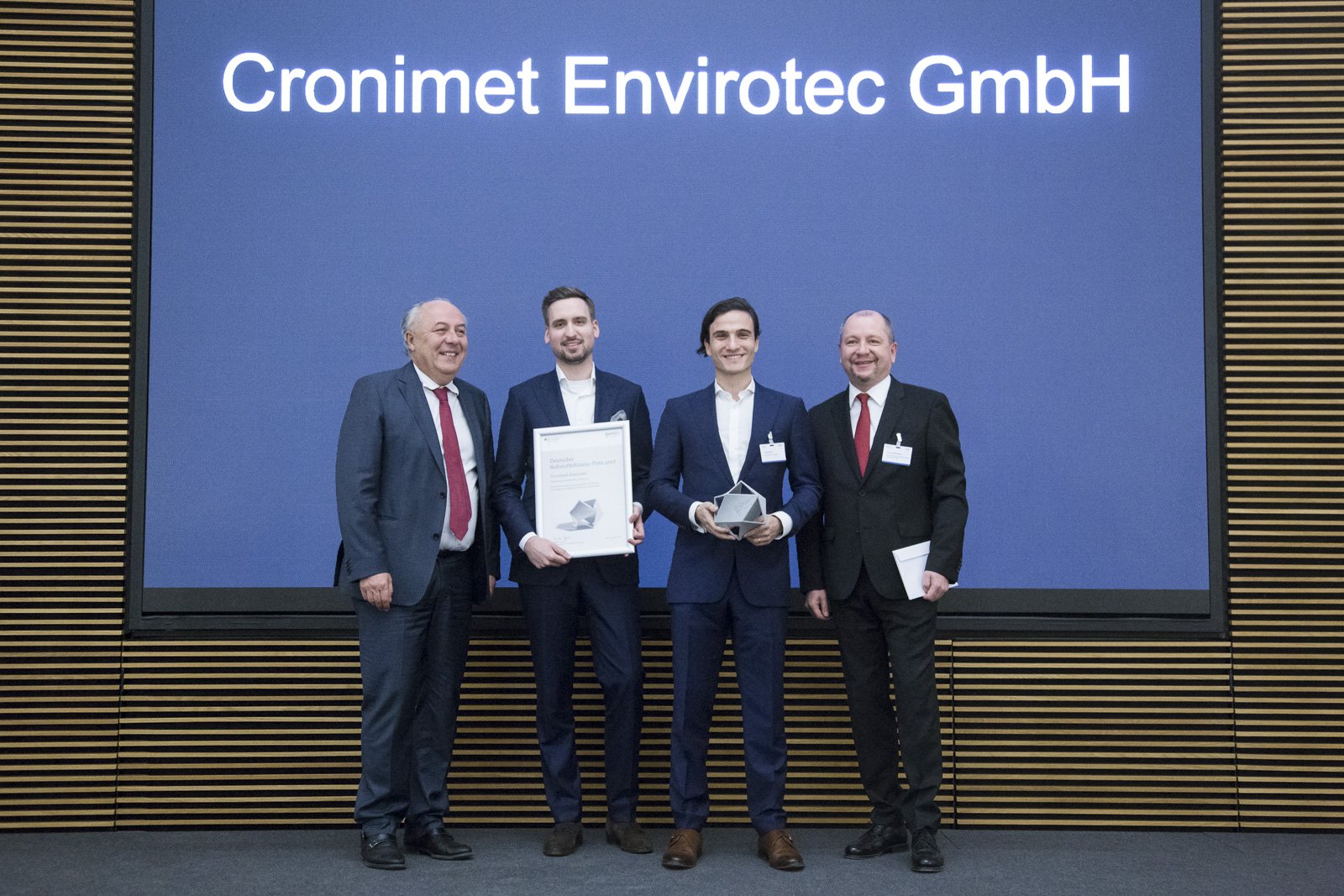 V. l. n. r.: Matthias Machnig (Staatssekretär des Bundesministeriums für Wirtschaft & Energie), Patrick Gallit (Head of Sales & Business Development Cronimet Envirotec), Filipe Costa (Geschäftsführer Cronimet Envirotec, Prof. Dr. Ralph Watzel (Jury Vorsitzender & Präsident der Bundesanstalt für Geowissenschaften und Rohstoffe in Hannover). © BGR/raum 11